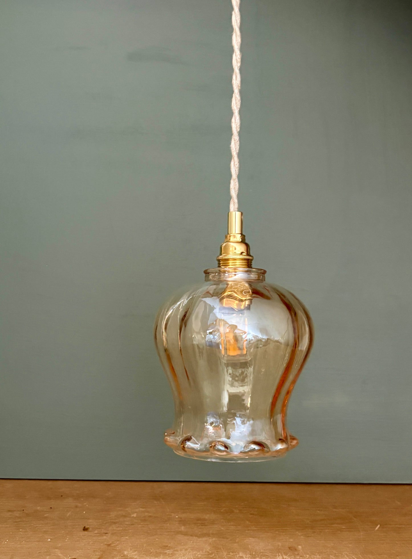 Suspension tulipe vintage en verre ambré