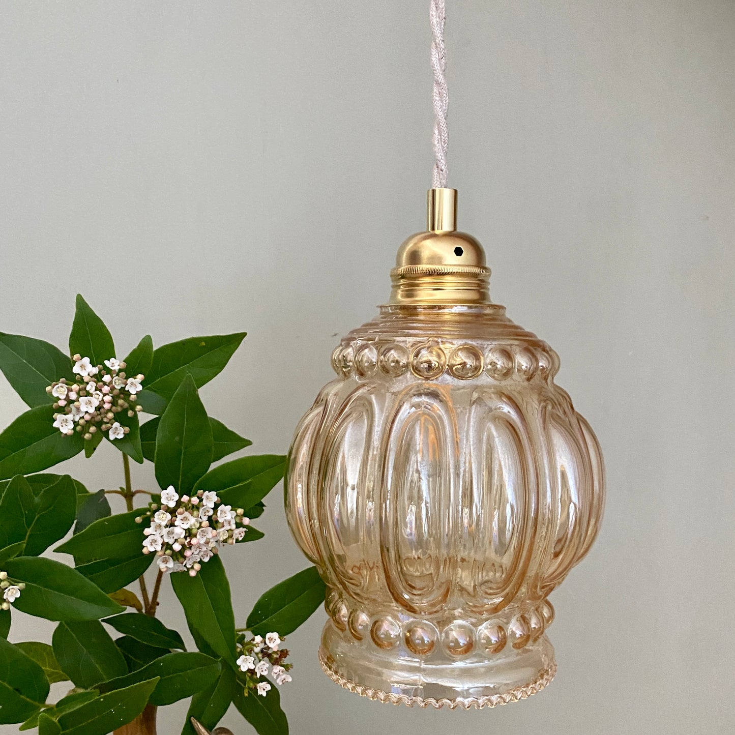 Suspension globe vintage en verre ambré