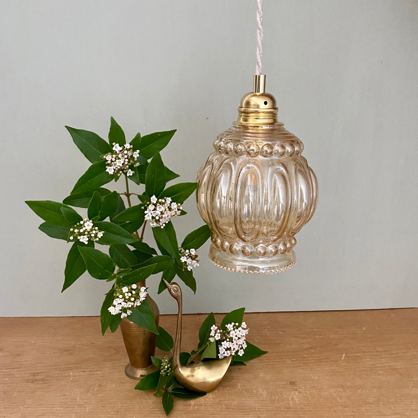 Suspension globe vintage en verre ambré