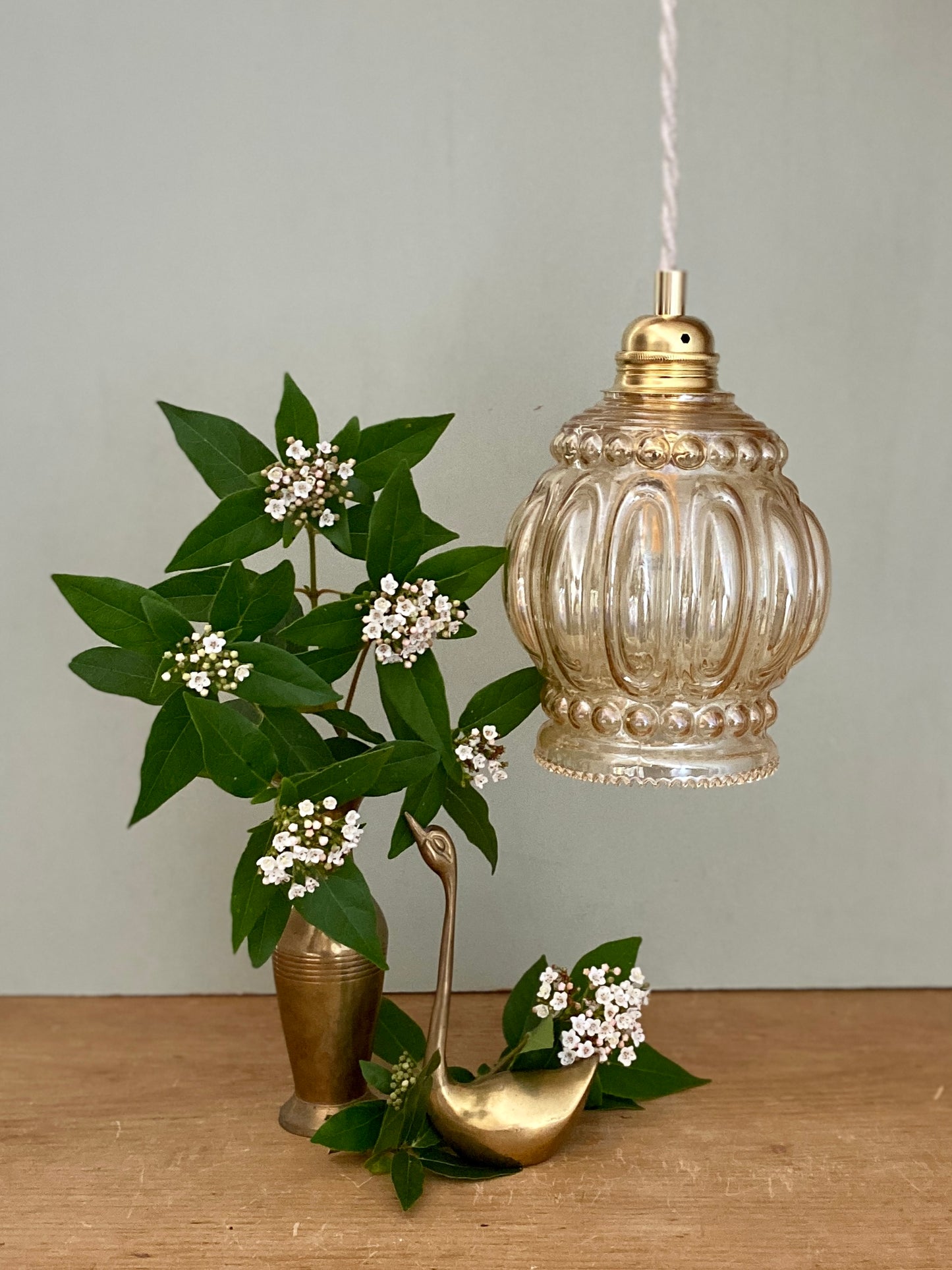 Suspension globe vintage en verre ambré