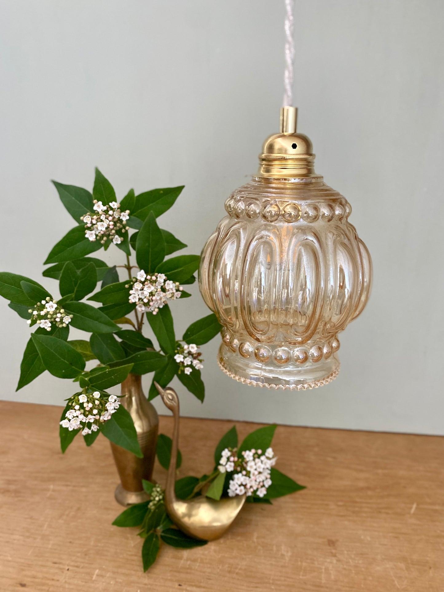 Suspension globe vintage en verre ambré bullé