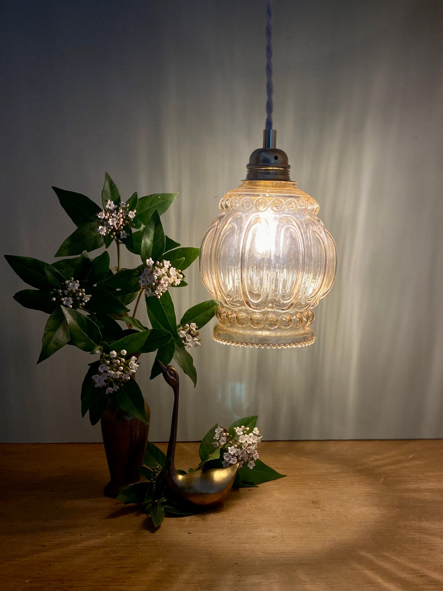 Suspension globe vintage en verre ambré bullé