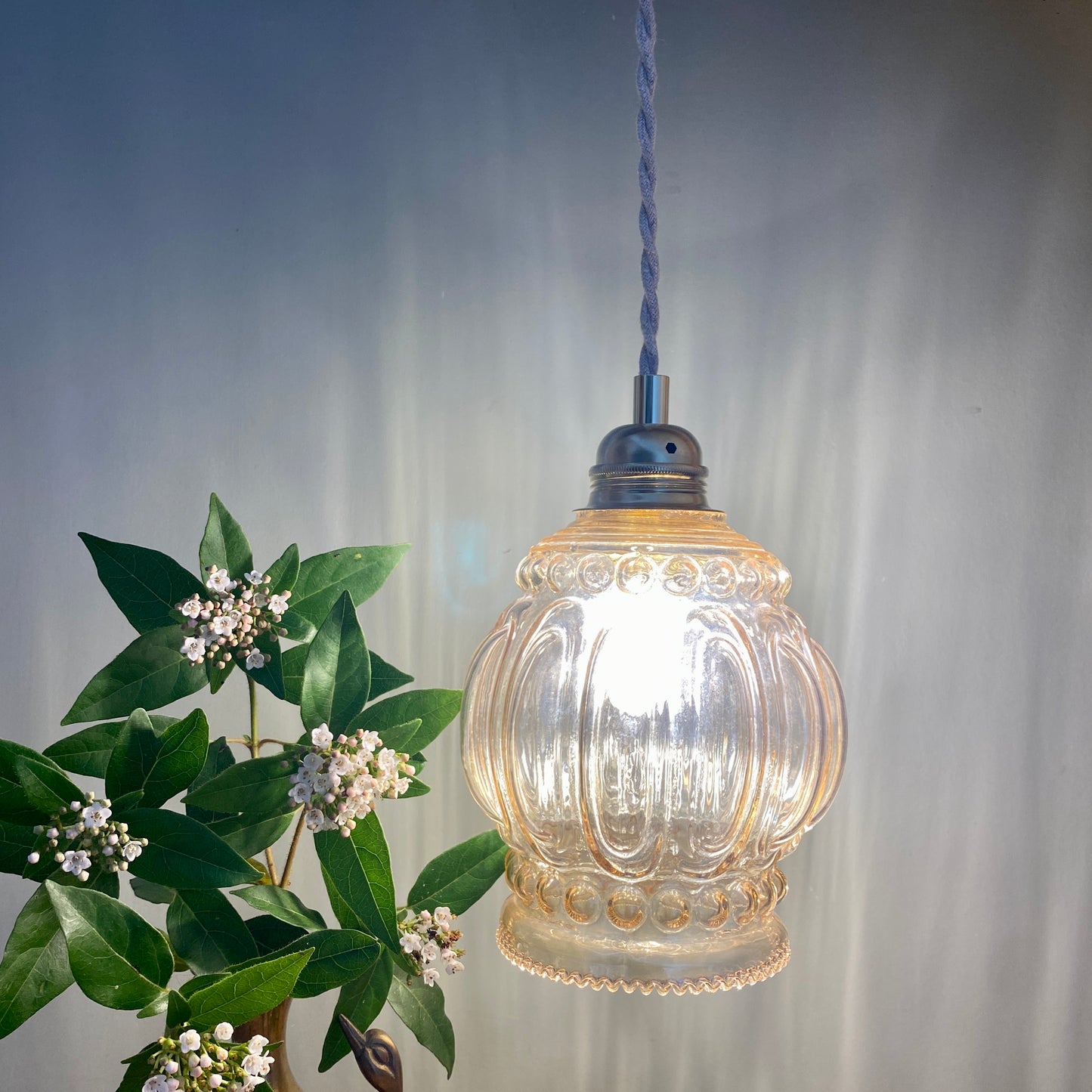 Suspension globe vintage en verre ambré bullé