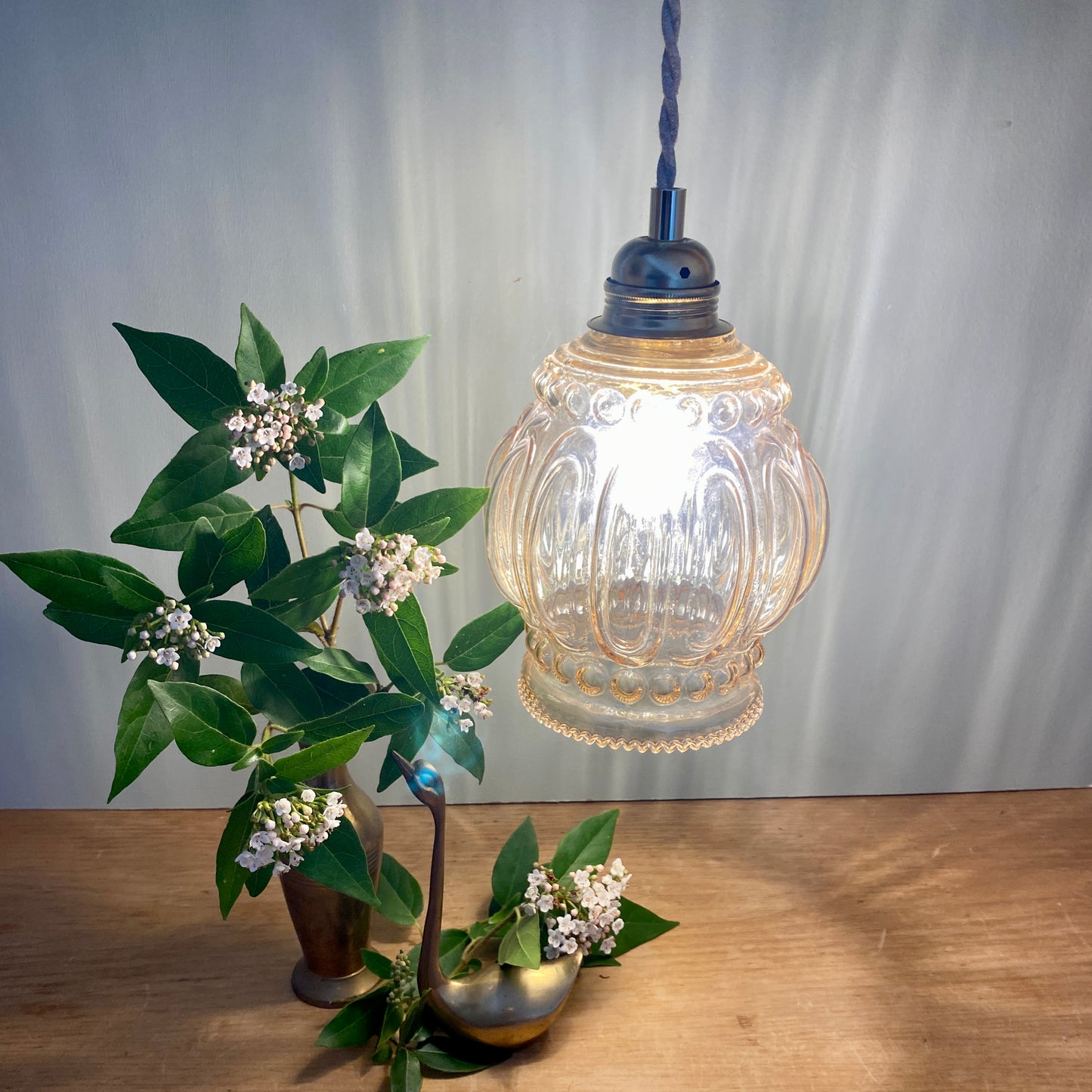 Suspension globe vintage en verre ambré bullé