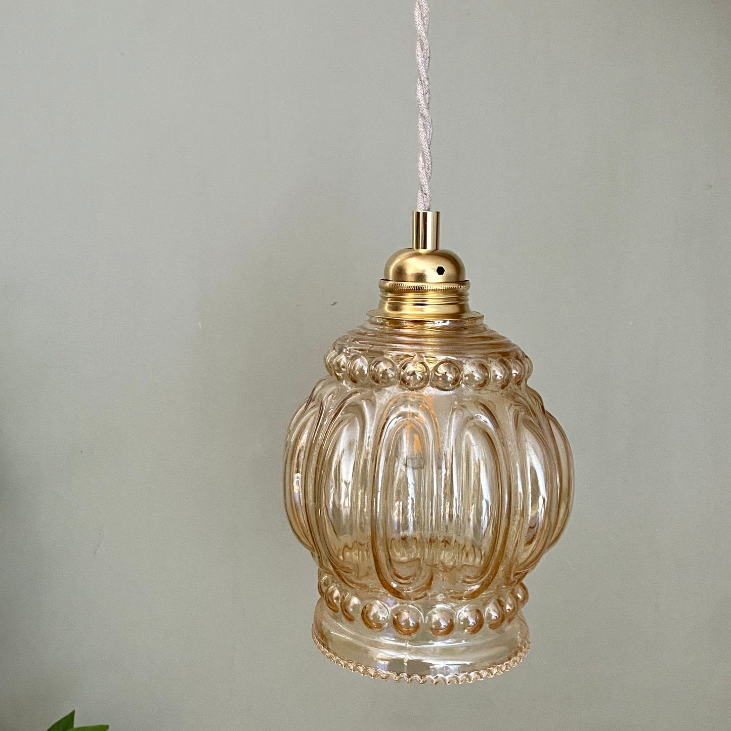 Suspension globe vintage en verre ambré