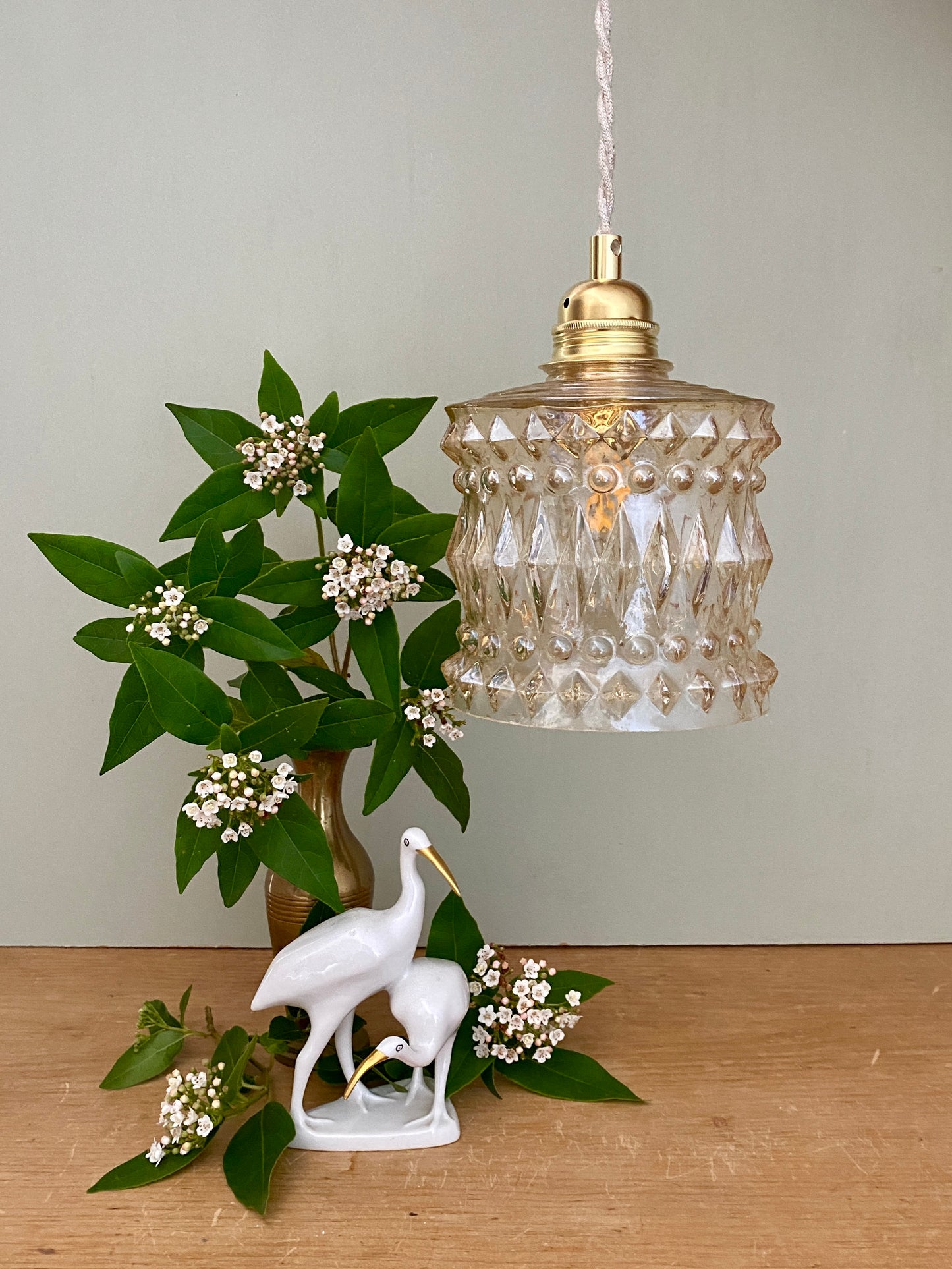 Suspension globe vintage en verre moulé ambré