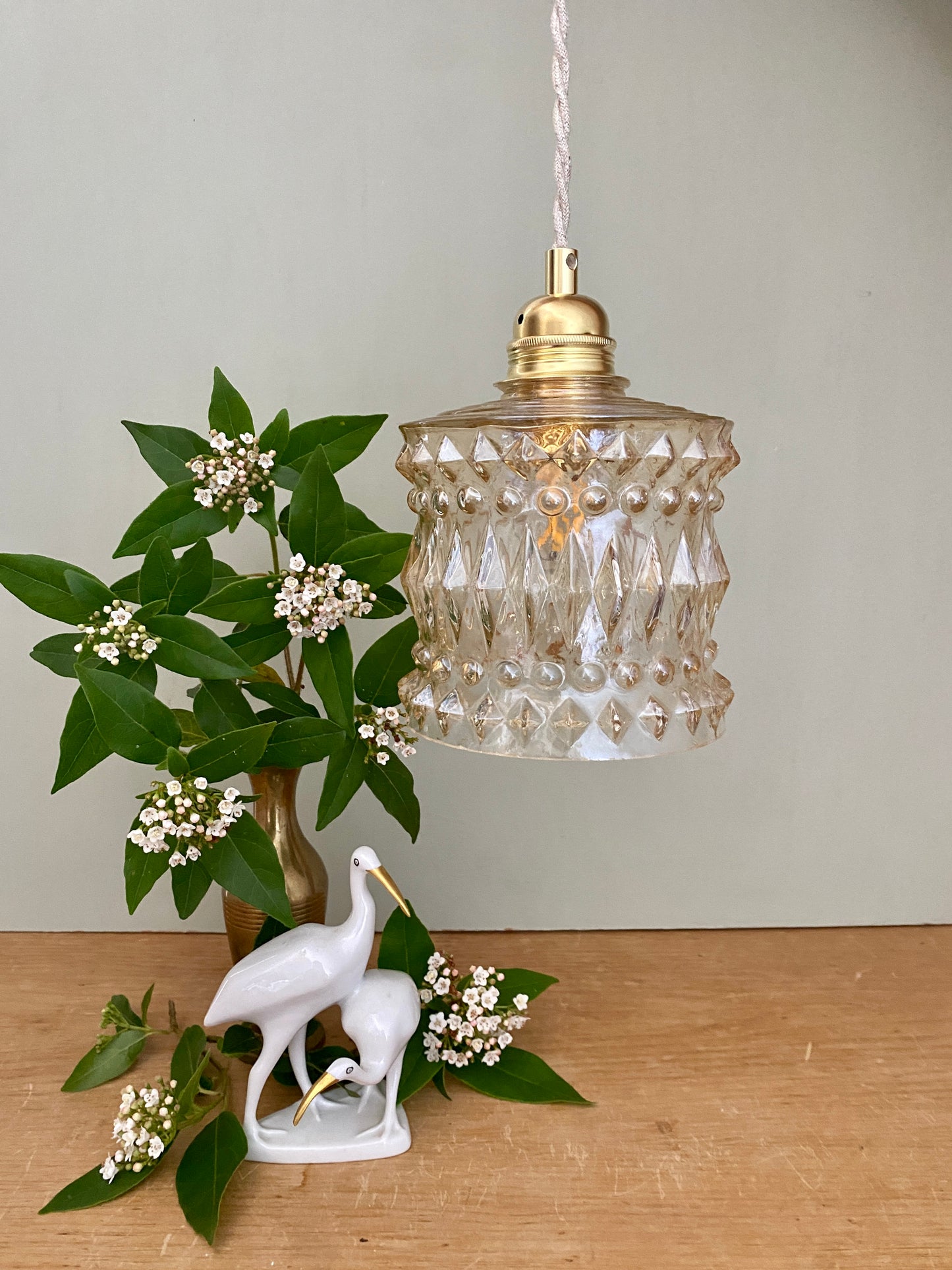 Suspension globe vintage en verre moulé ambré