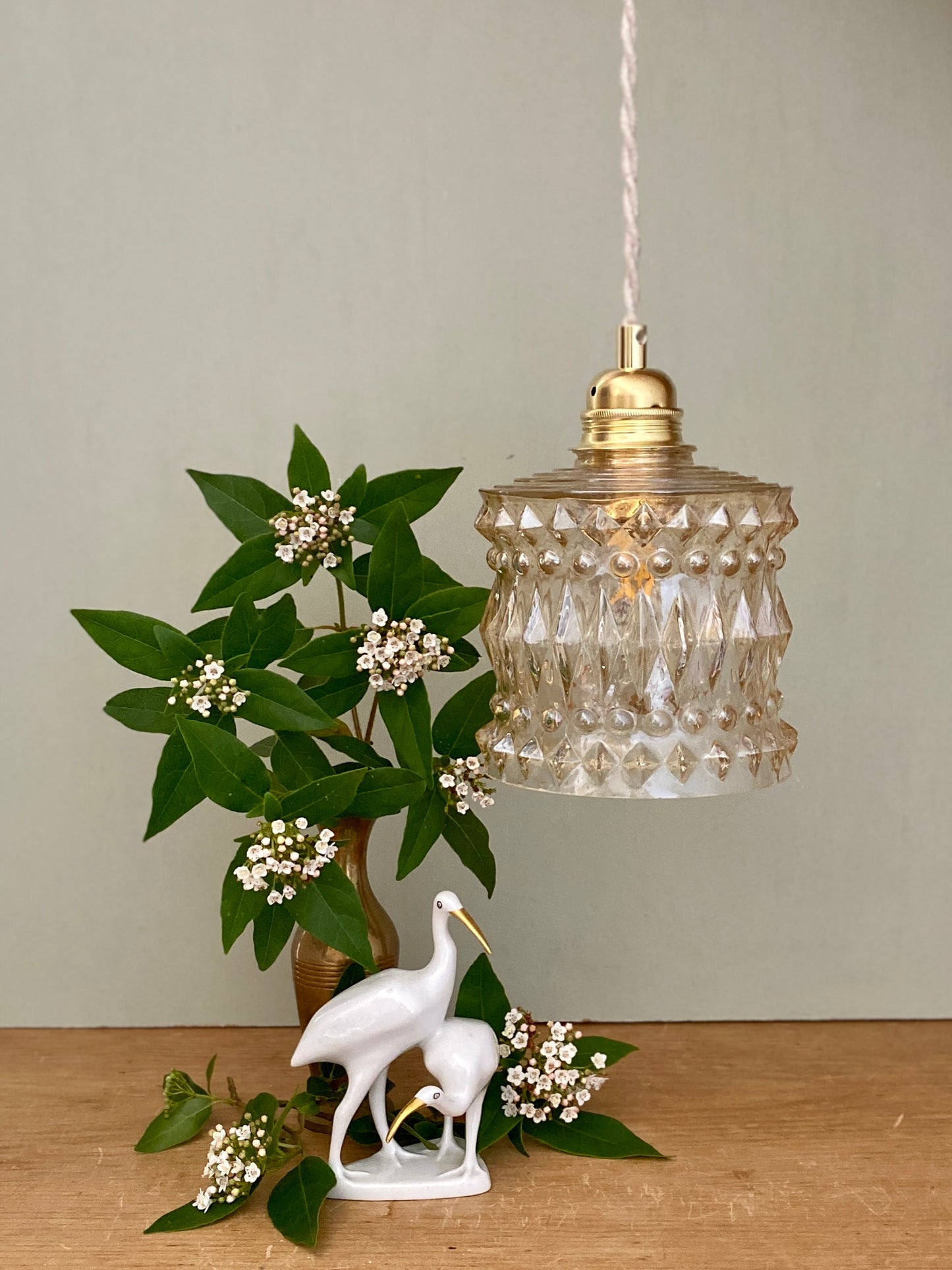 Suspension globe vintage en verre moulé ambré