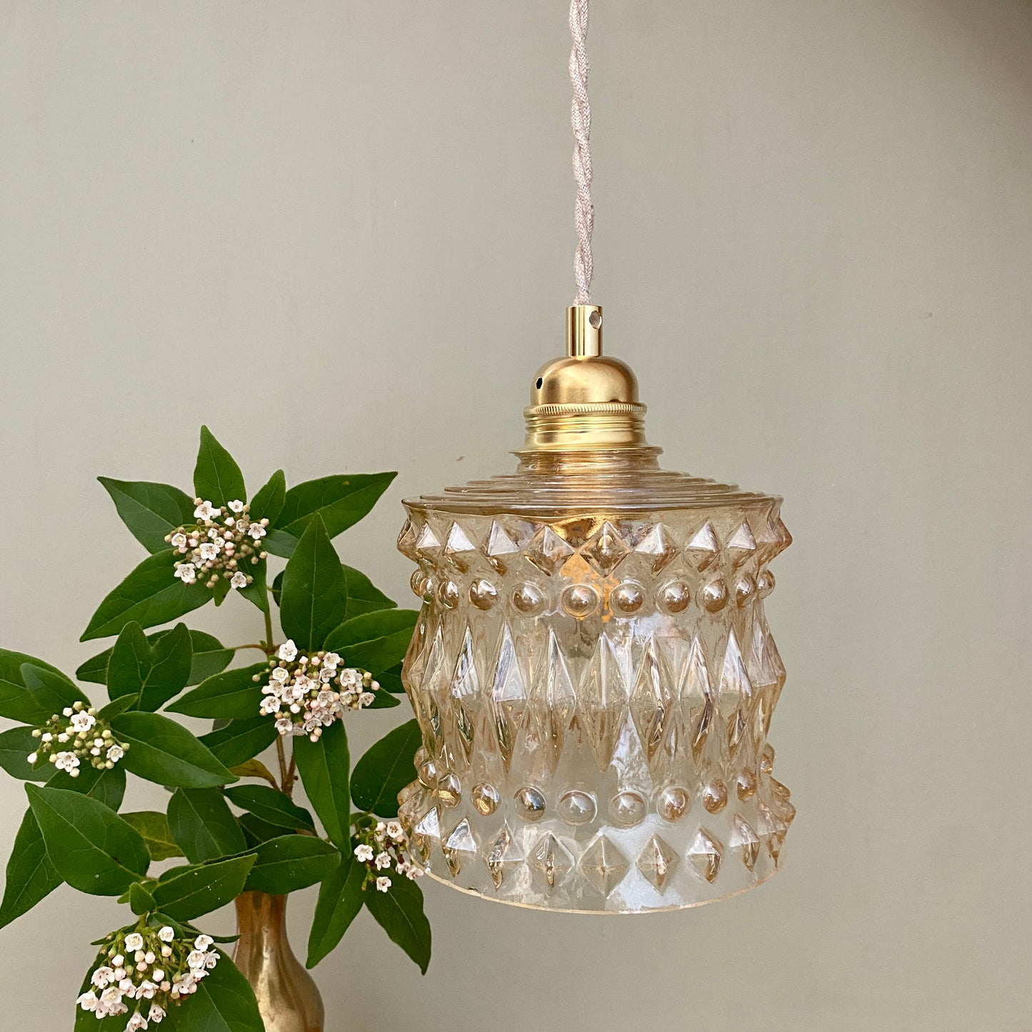 Suspension globe vintage en verre moulé ambré