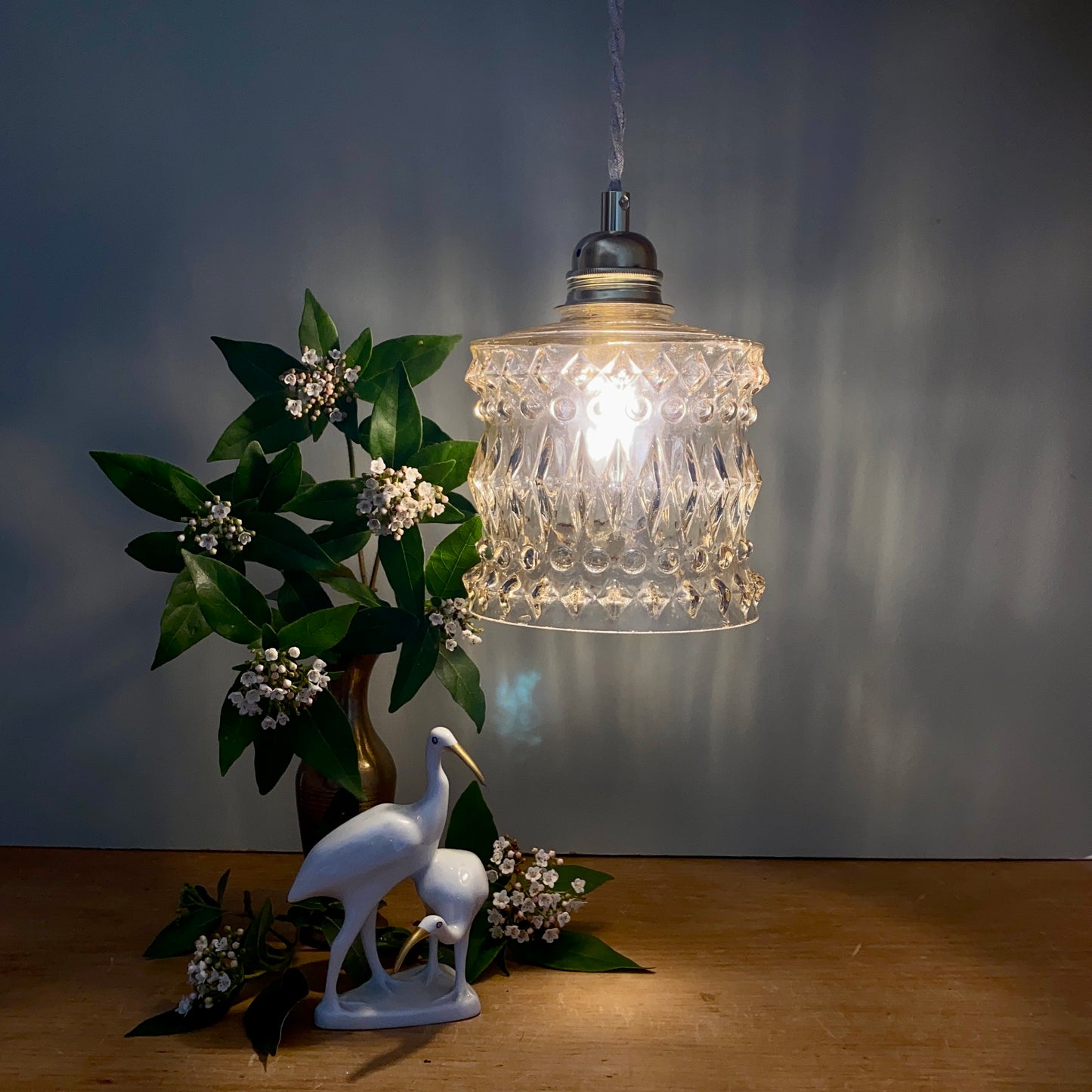 Suspension globe vintage en verre moulé ambré