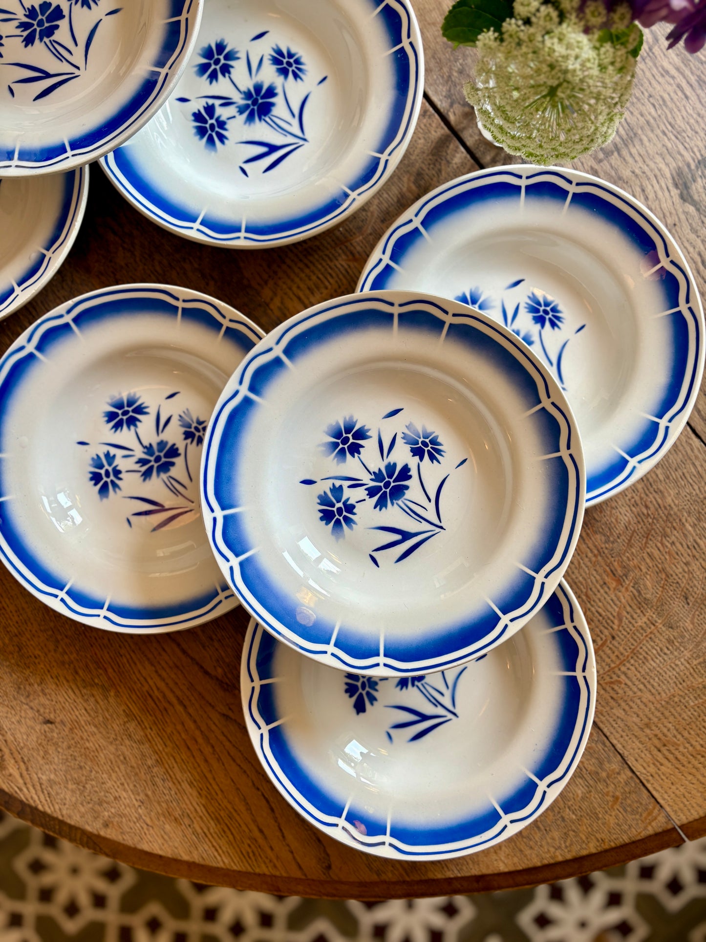 Lot de 8 assiettes creuses anciennes, décors de fleurs bleues