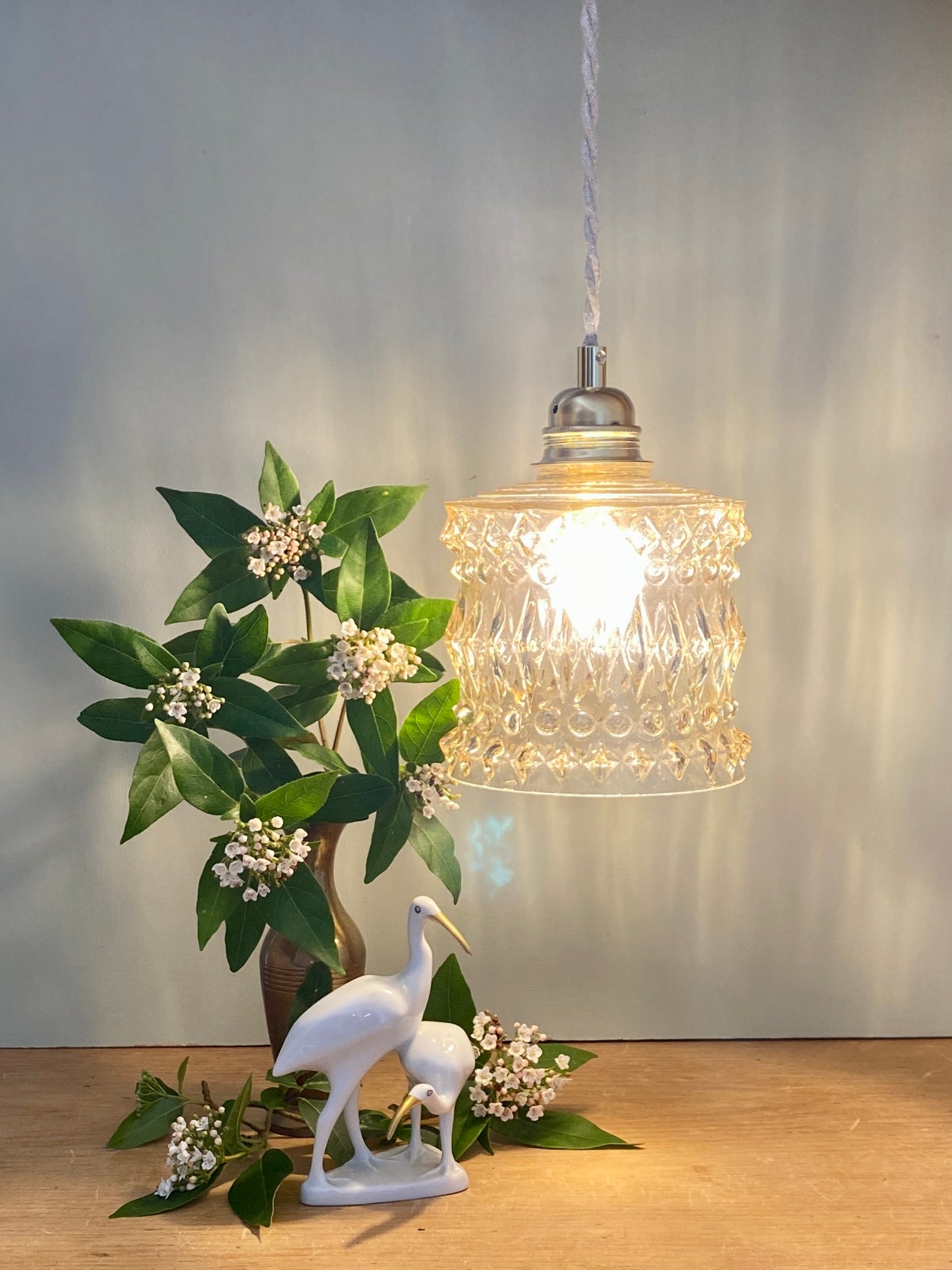 Suspension globe vintage en verre moulé ambré