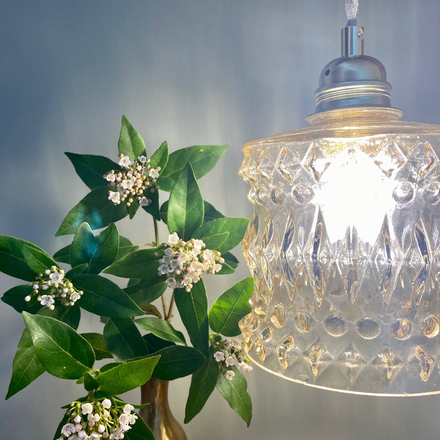 Suspension globe vintage en verre moulé ambré