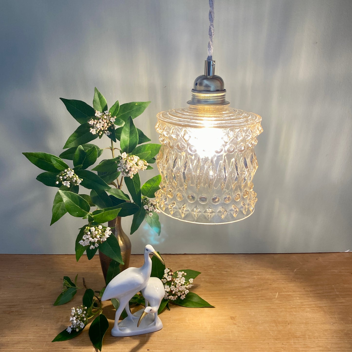 Suspension globe vintage en verre moulé ambré