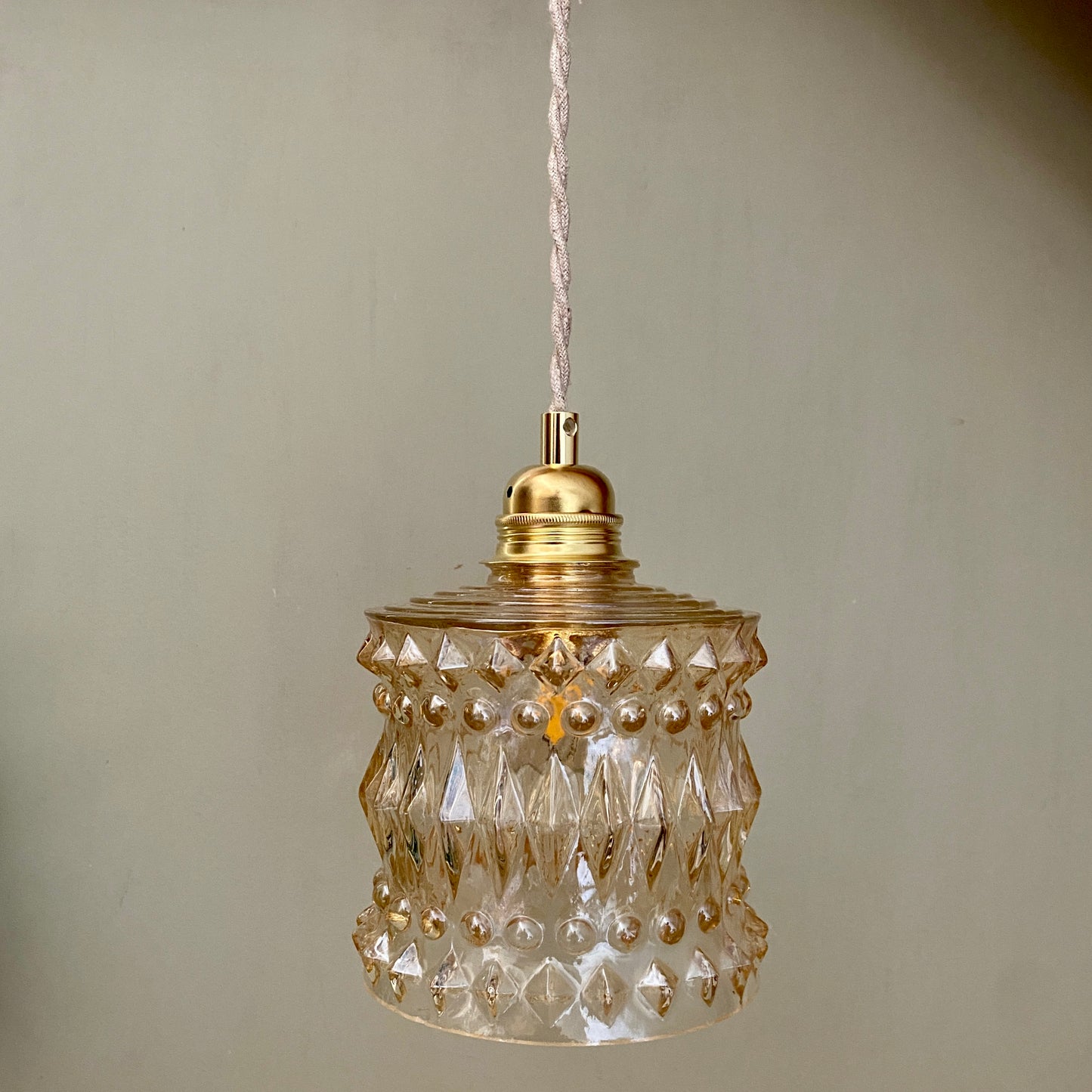 Suspension globe vintage en verre moulé ambré