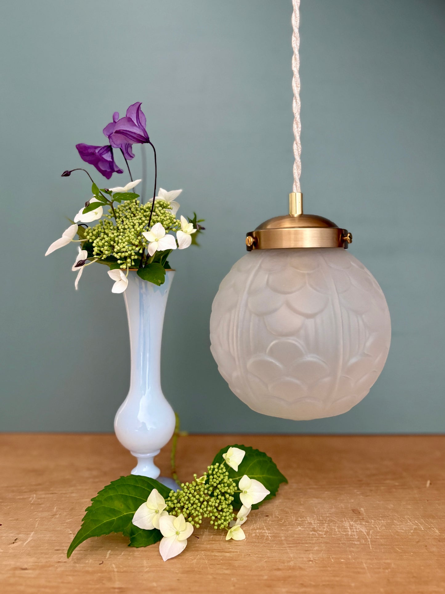Suspension globe vintage art déco en verre dépoli