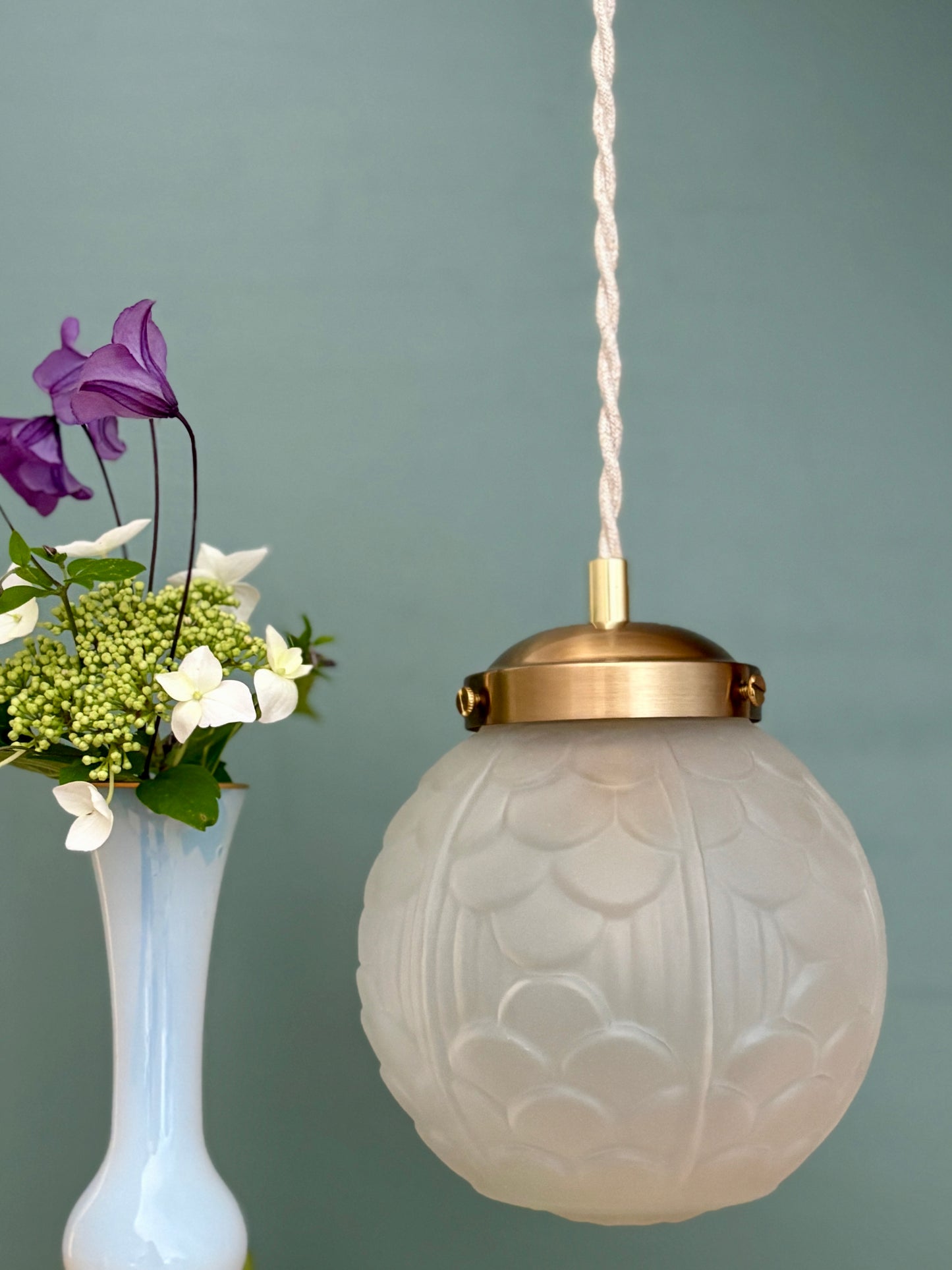 Suspension globe vintage art déco en verre dépoli