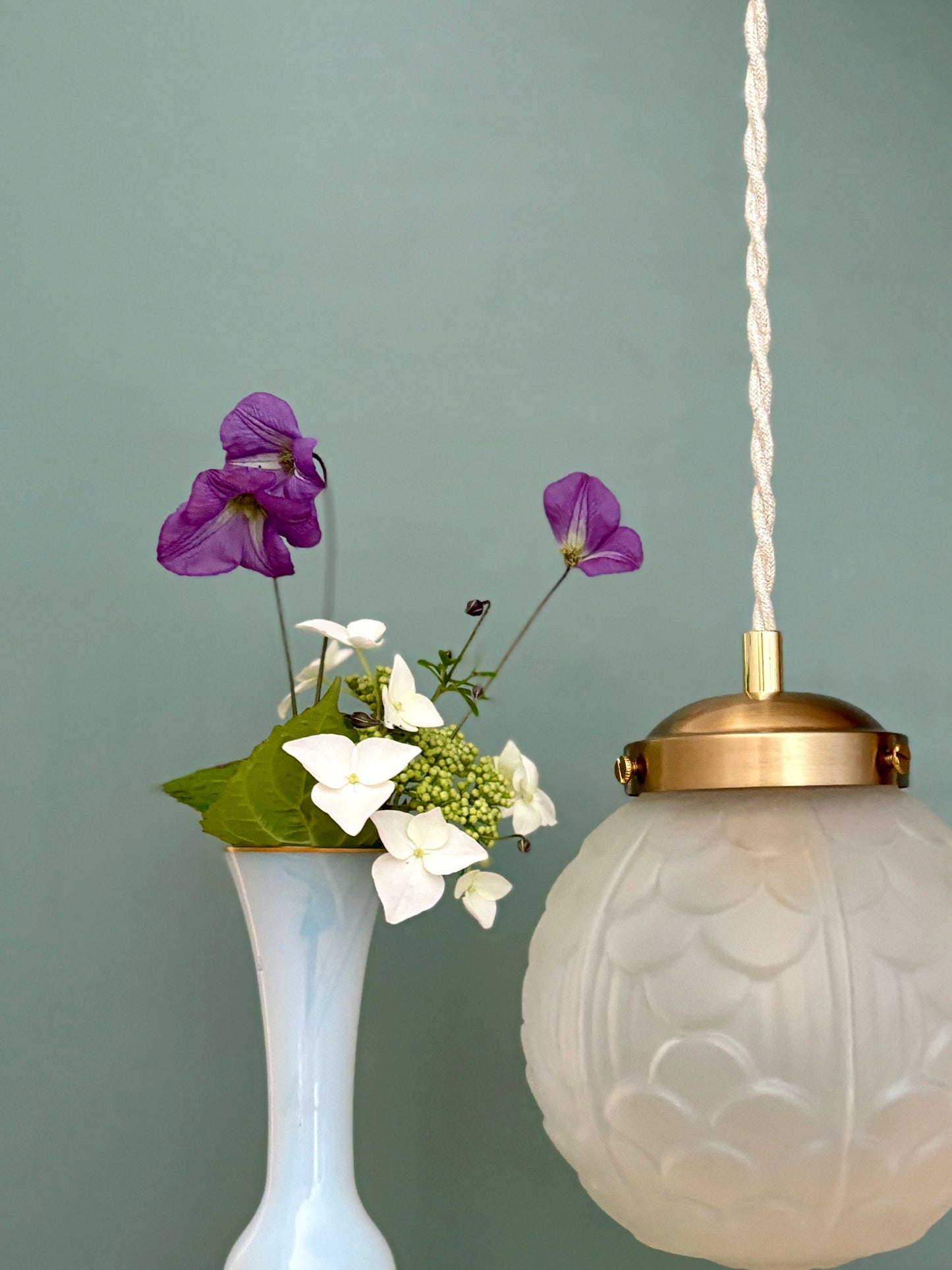 Suspension globe vintage art déco en verre dépoli