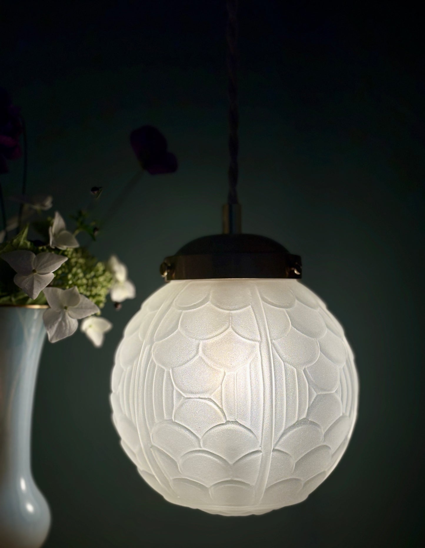 Suspension globe vintage art déco en verre dépoli