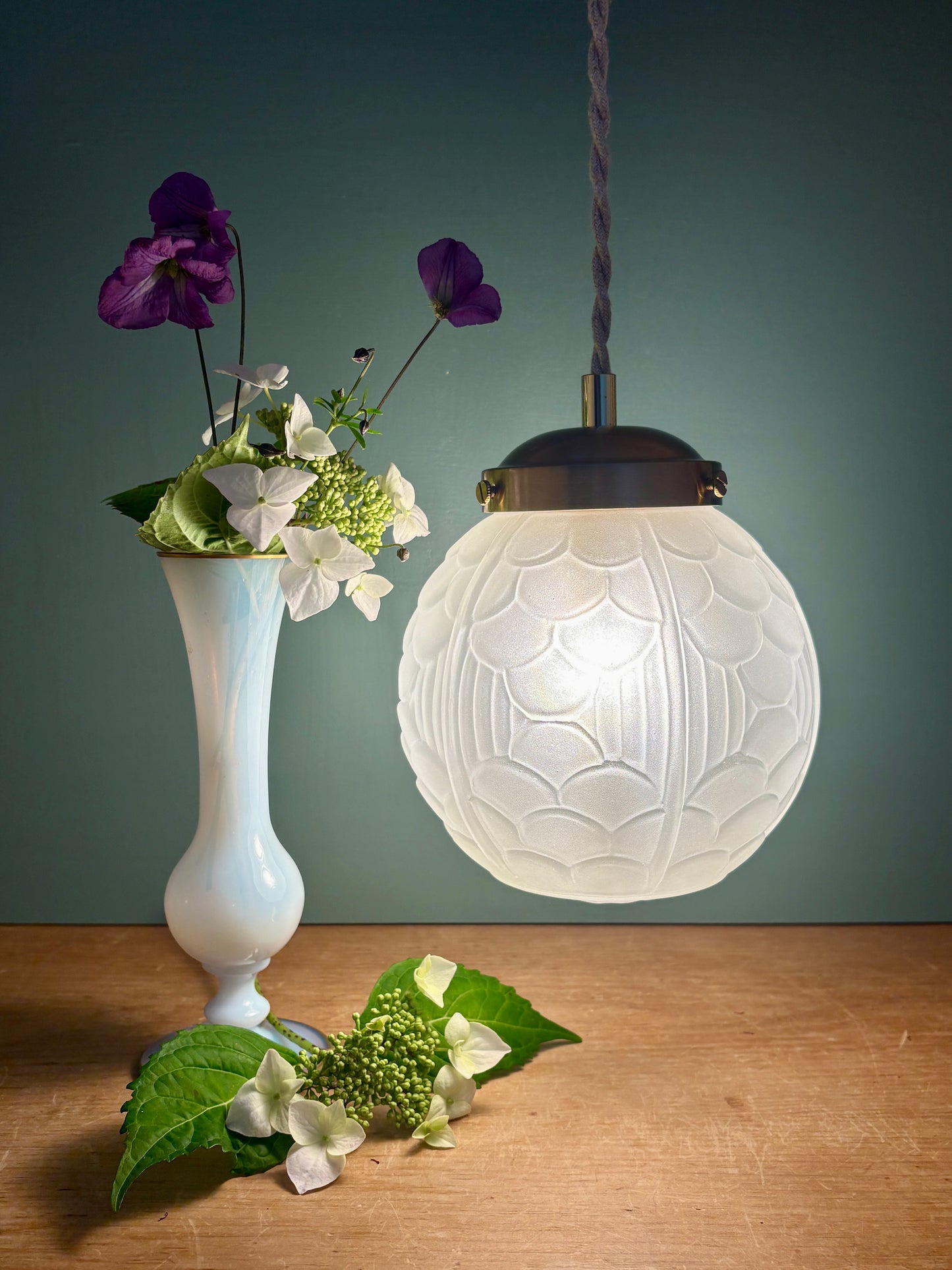 Suspension globe vintage art déco en verre dépoli