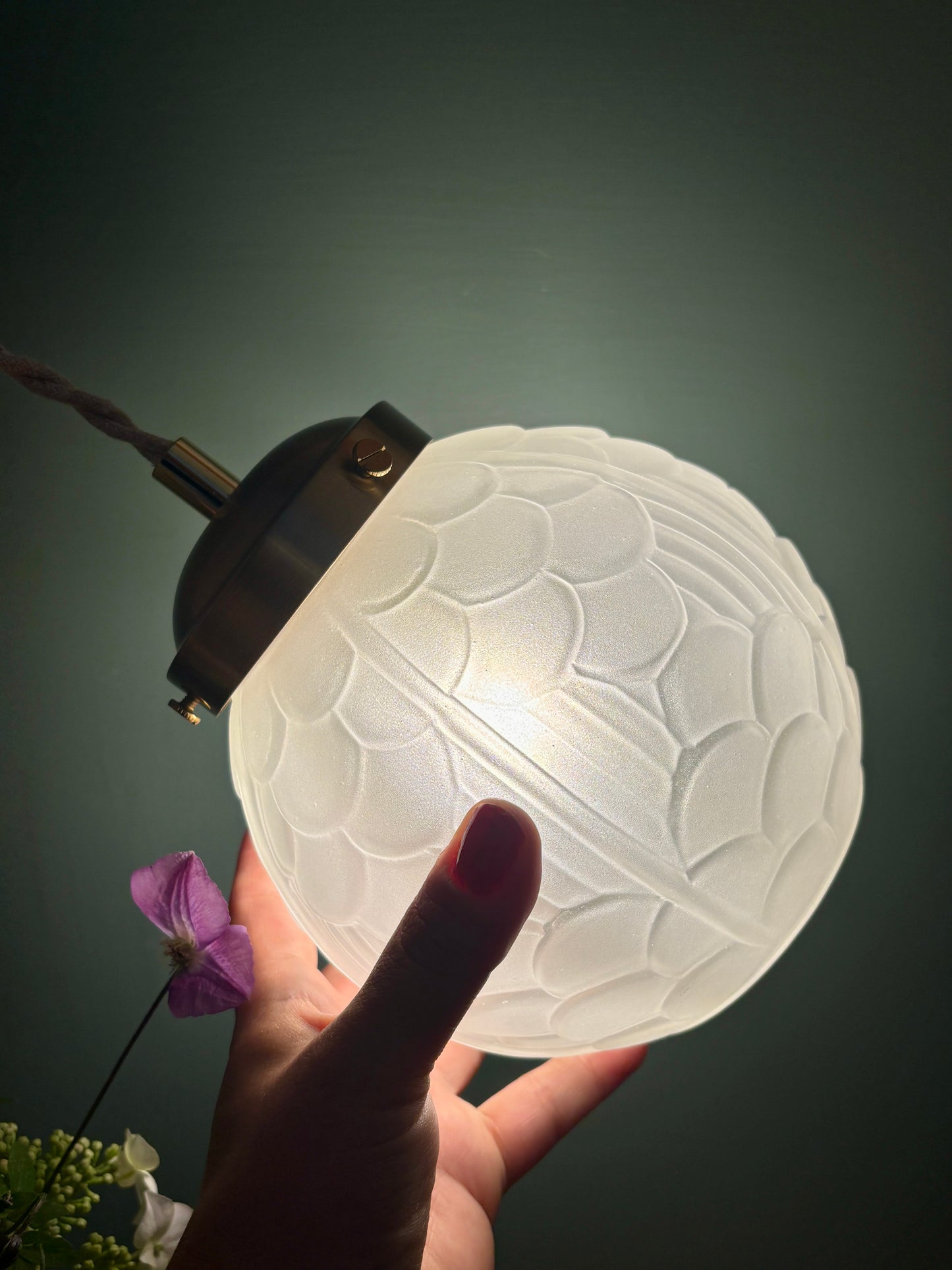 Suspension globe vintage art déco en verre dépoli