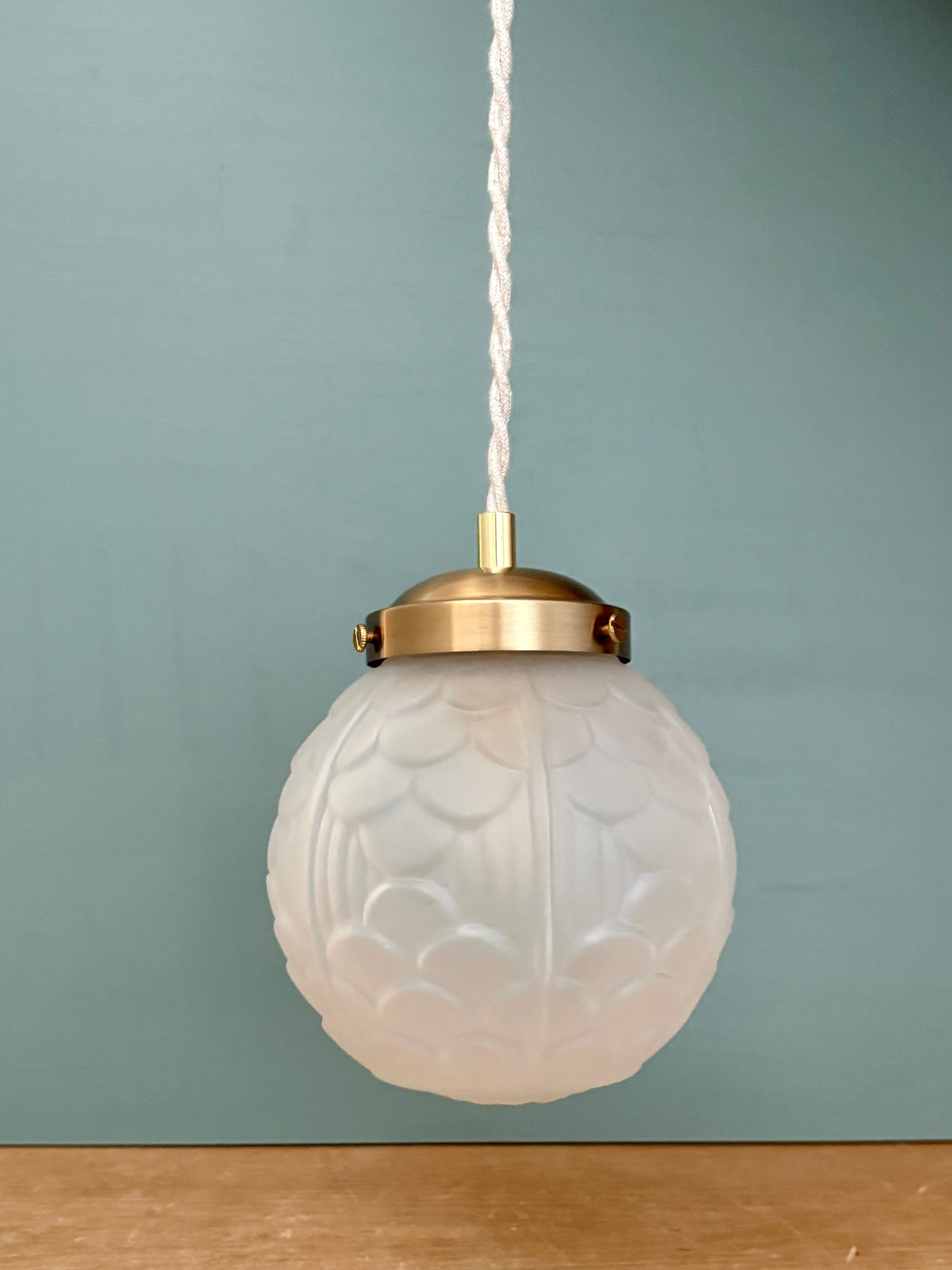 Suspension globe vintage art déco en verre dépoli
