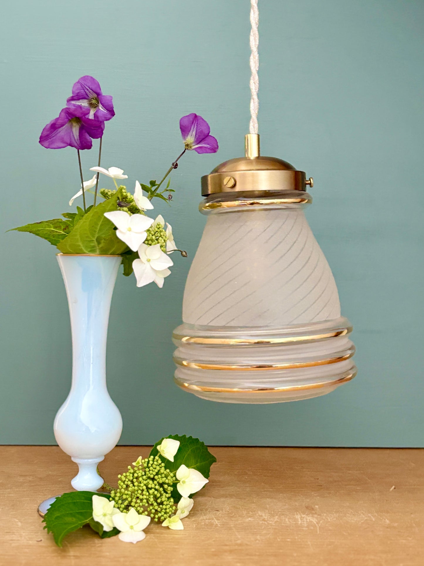 Suspension globe ancien art déco en verre granité blanc et doré