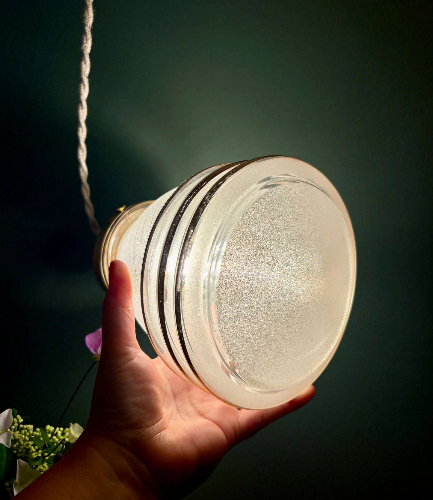 Suspension globe ancien art déco en verre granité blanc et doré