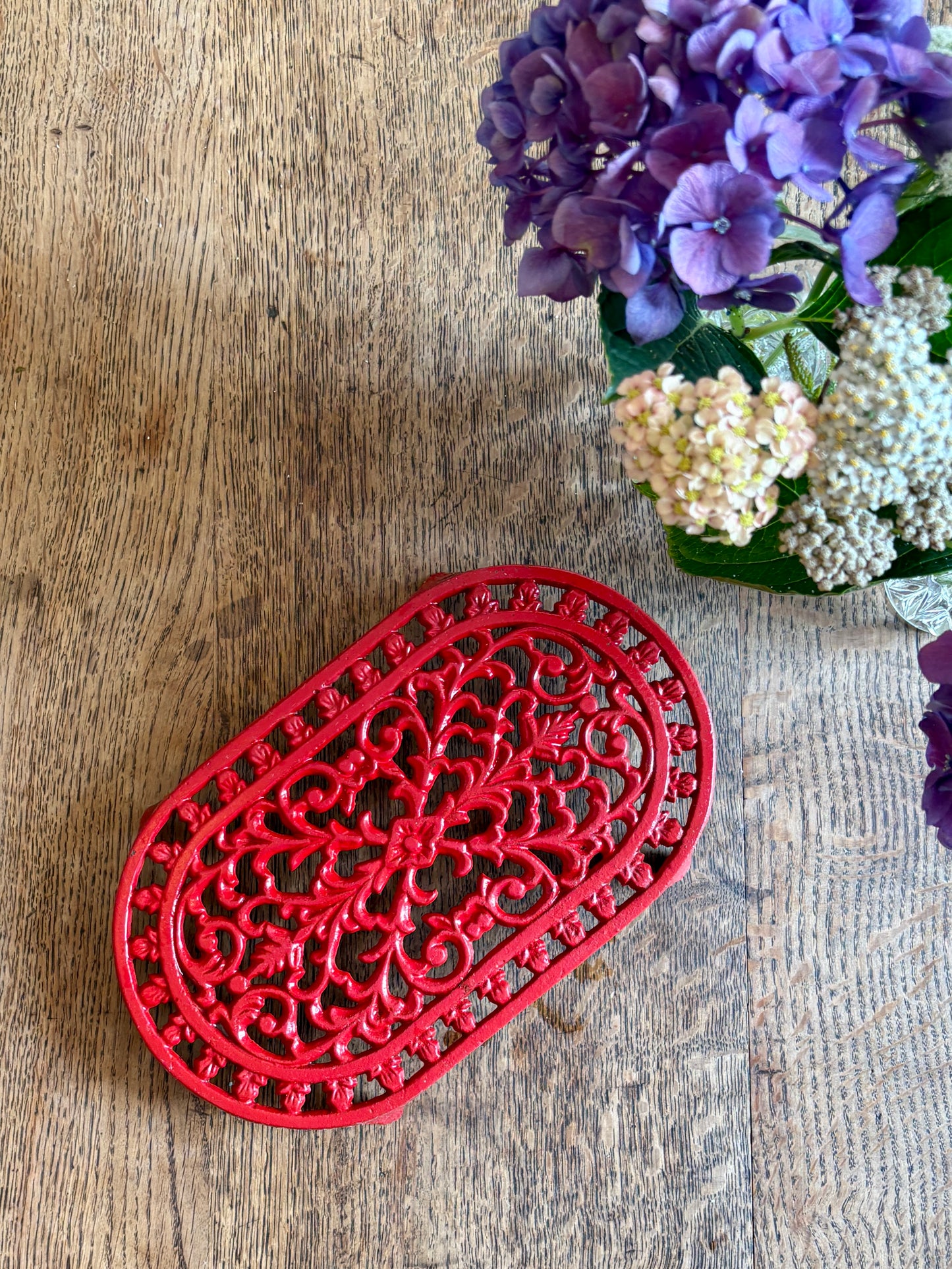 Dessous de plat vintage en fonte rouge