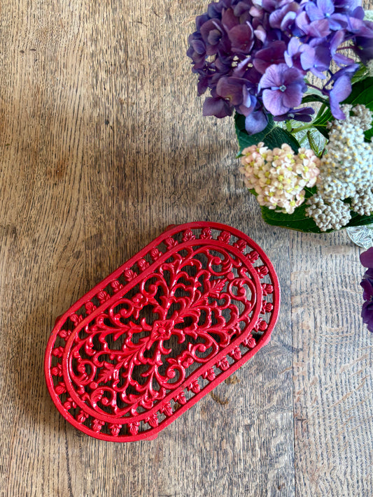 Dessous de plat vintage en fonte rouge