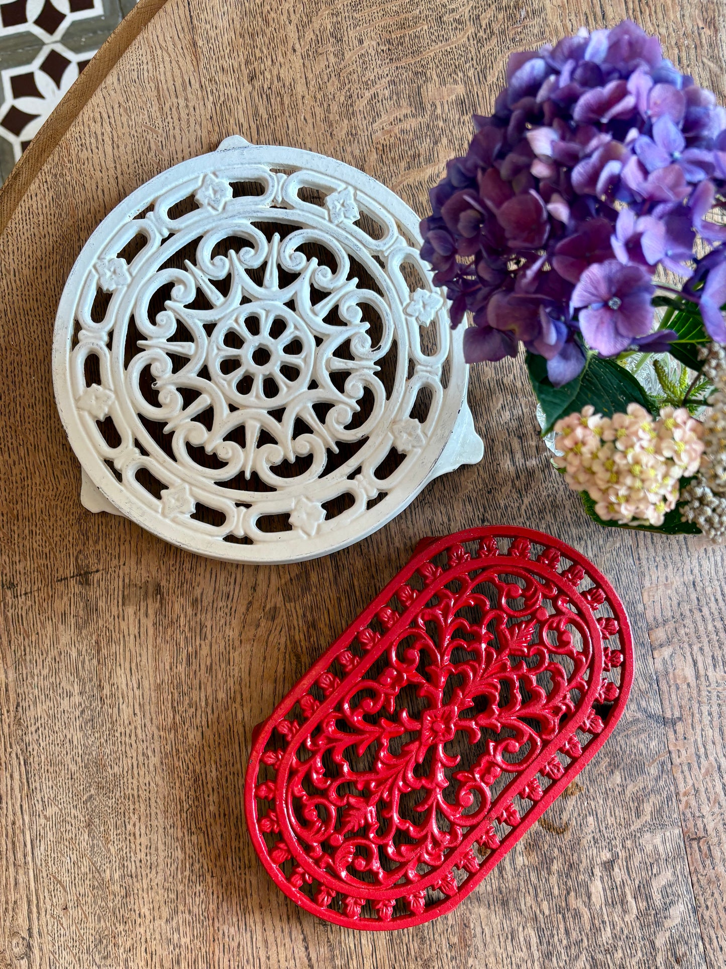 Dessous de plat vintage en fonte rouge