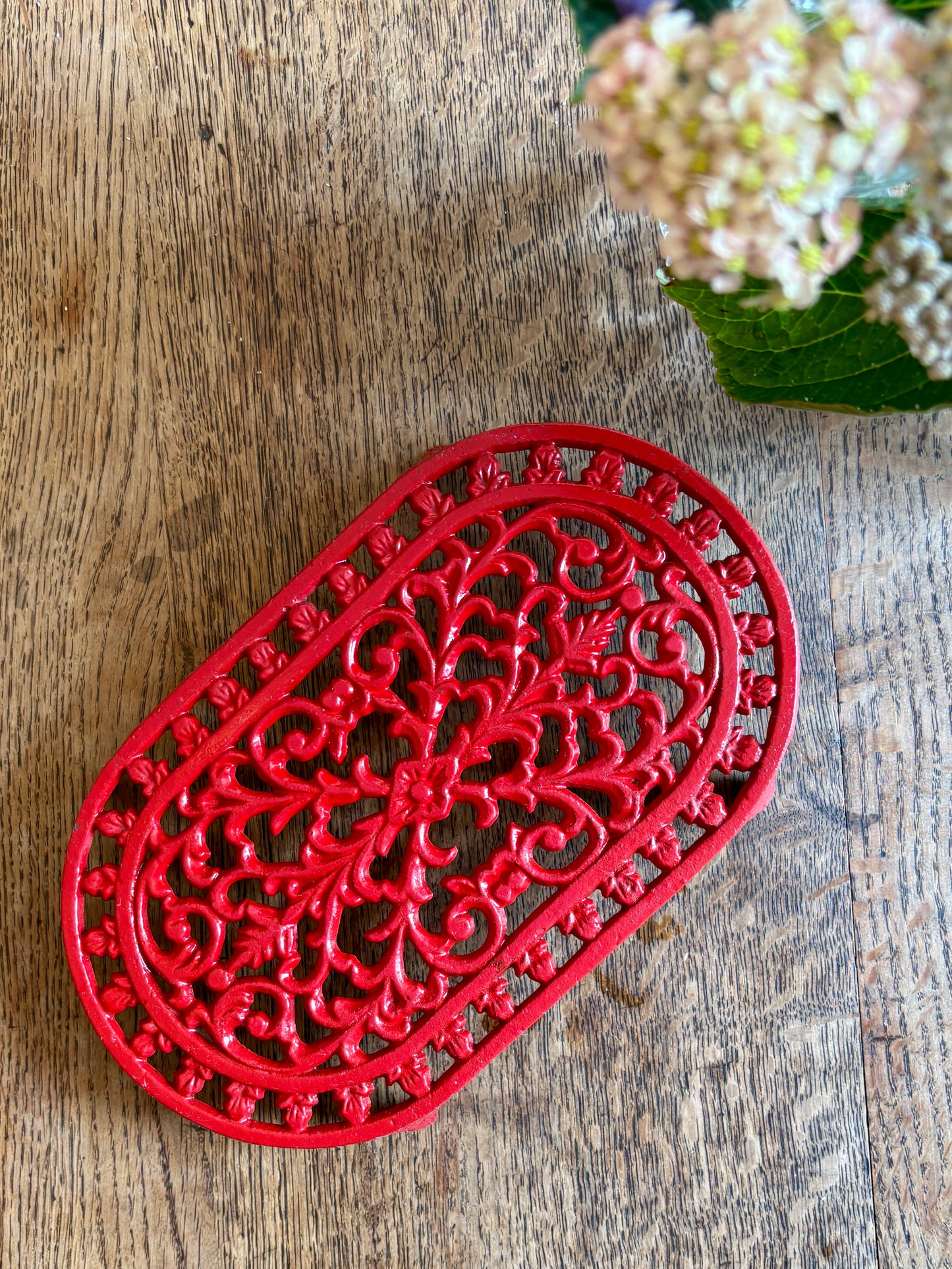 Dessous de plat vintage en fonte rouge