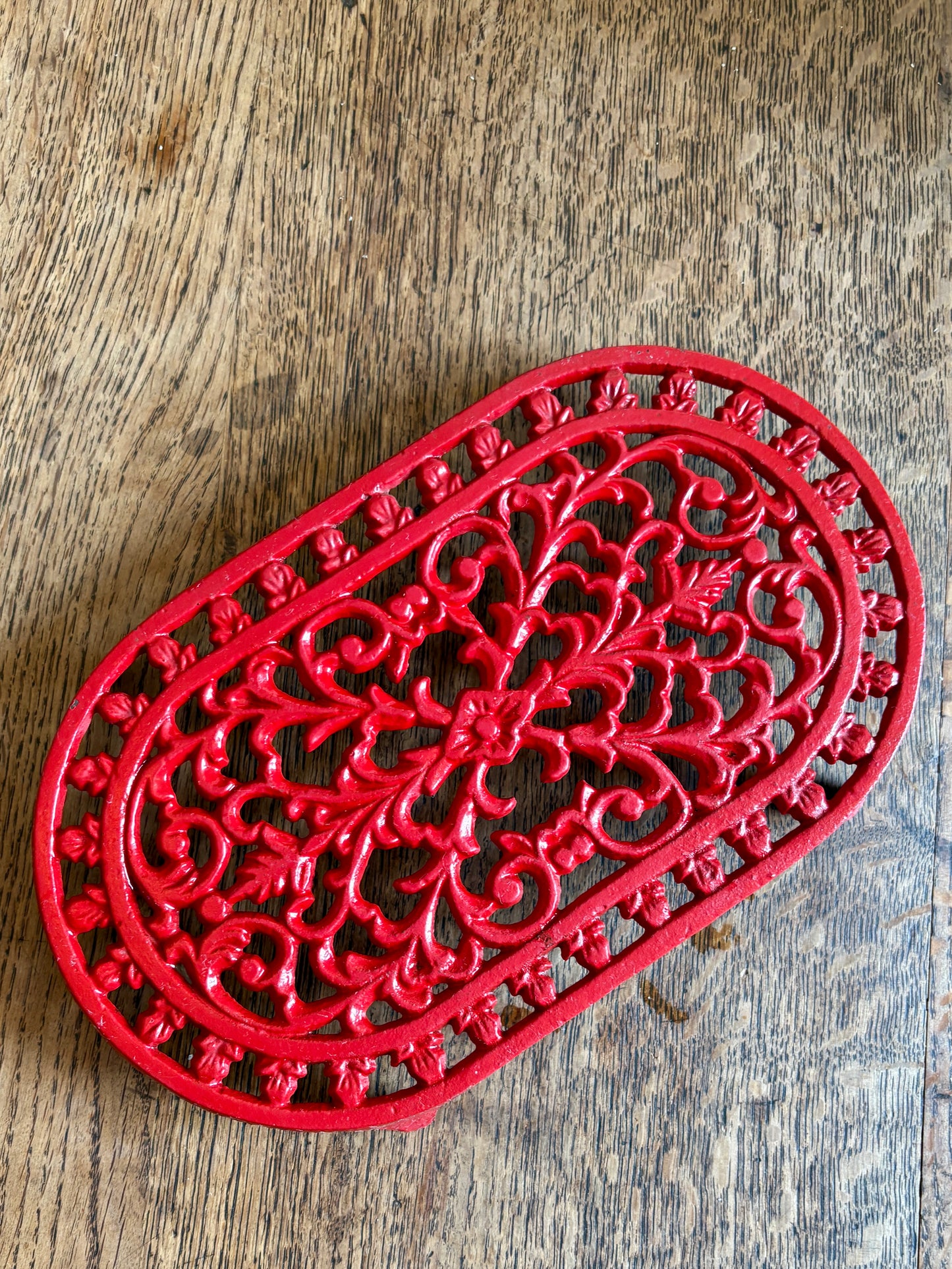 Dessous de plat vintage en fonte rouge
