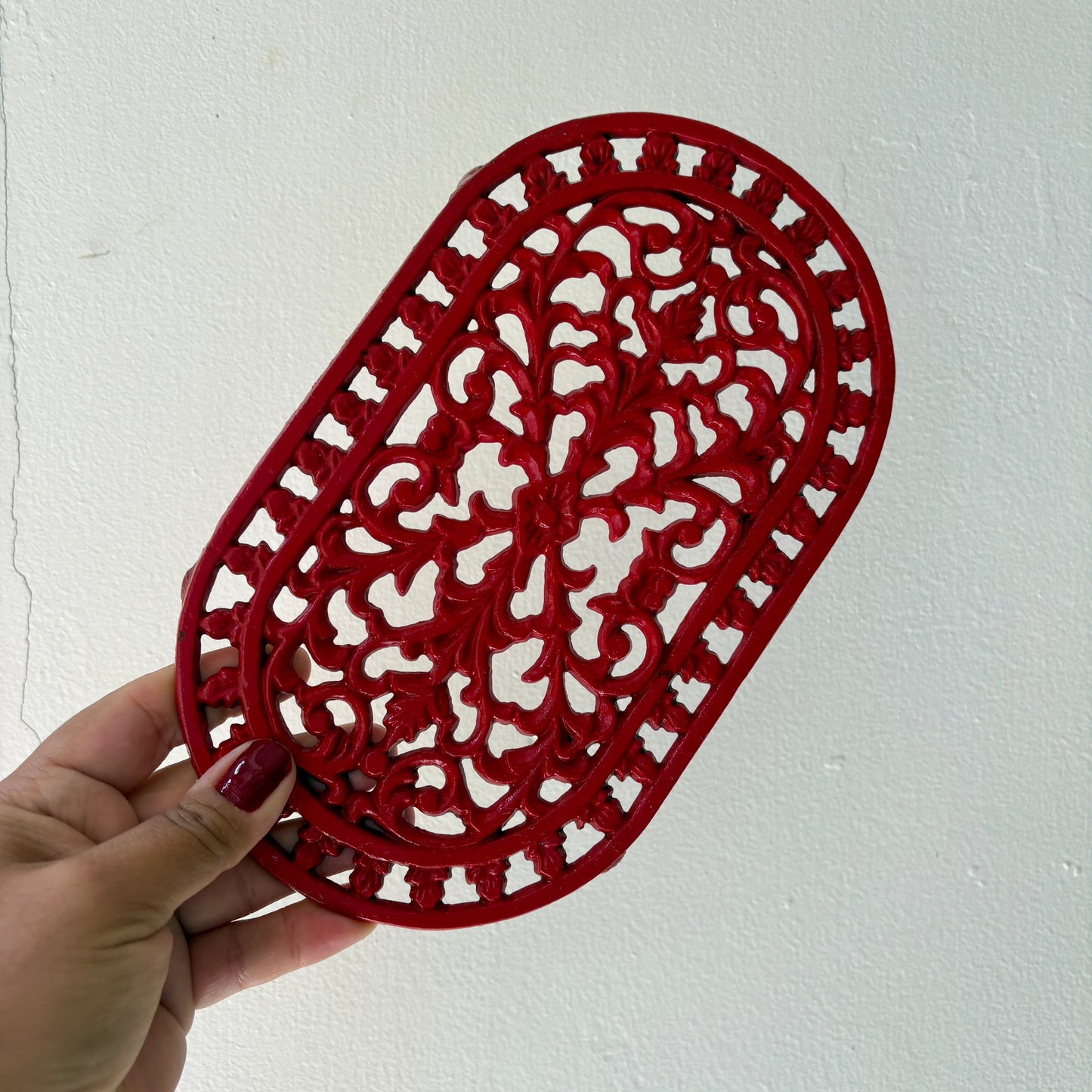 Dessous de plat vintage en fonte rouge