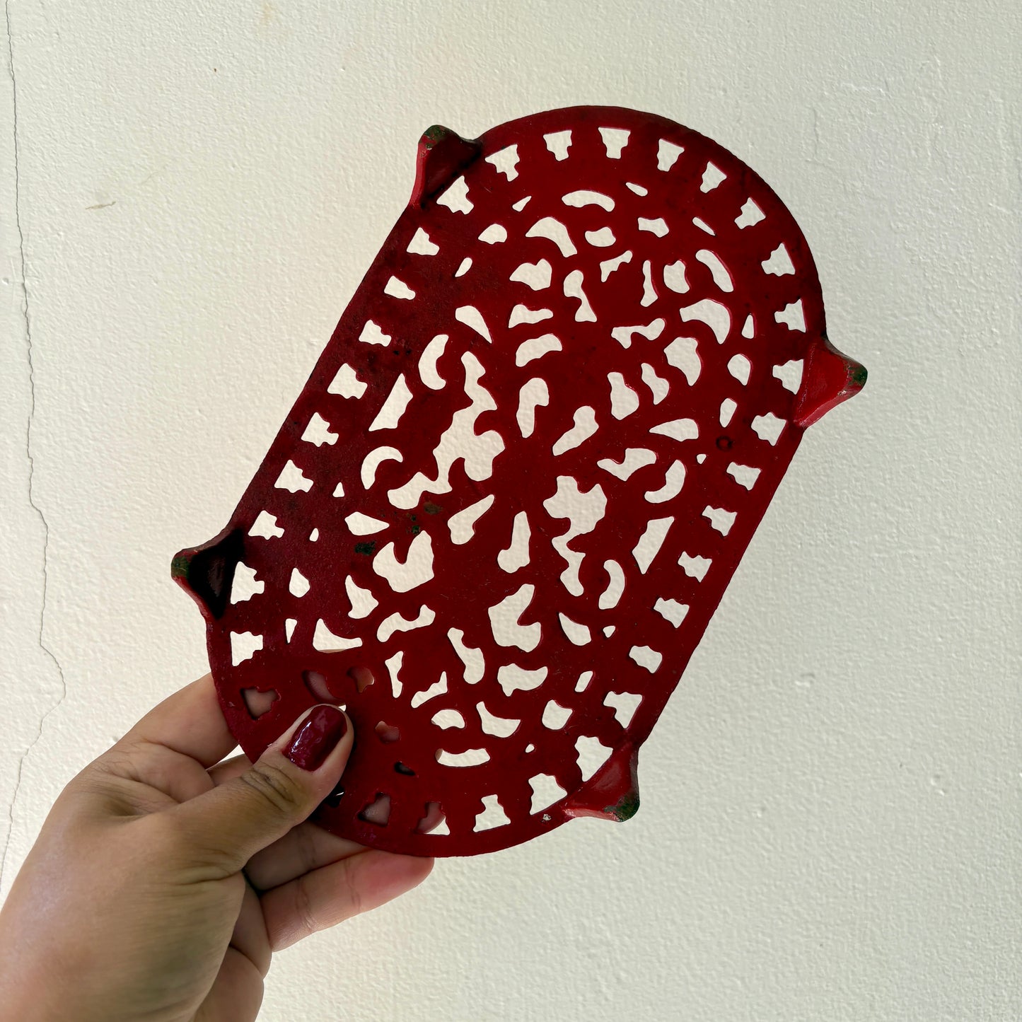 Dessous de plat vintage en fonte rouge