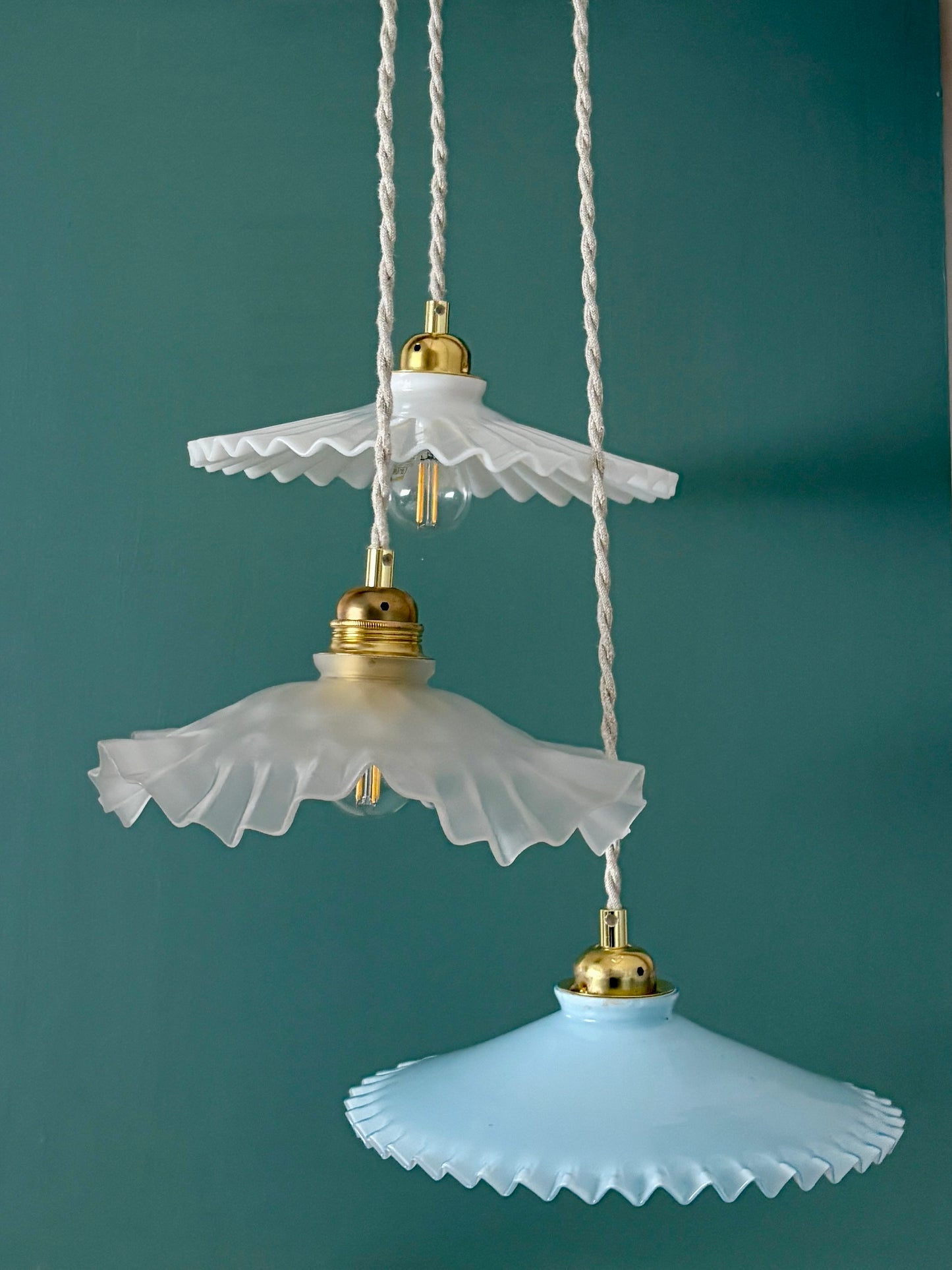 Suspension triple abat-jour vintage en verre et opaline