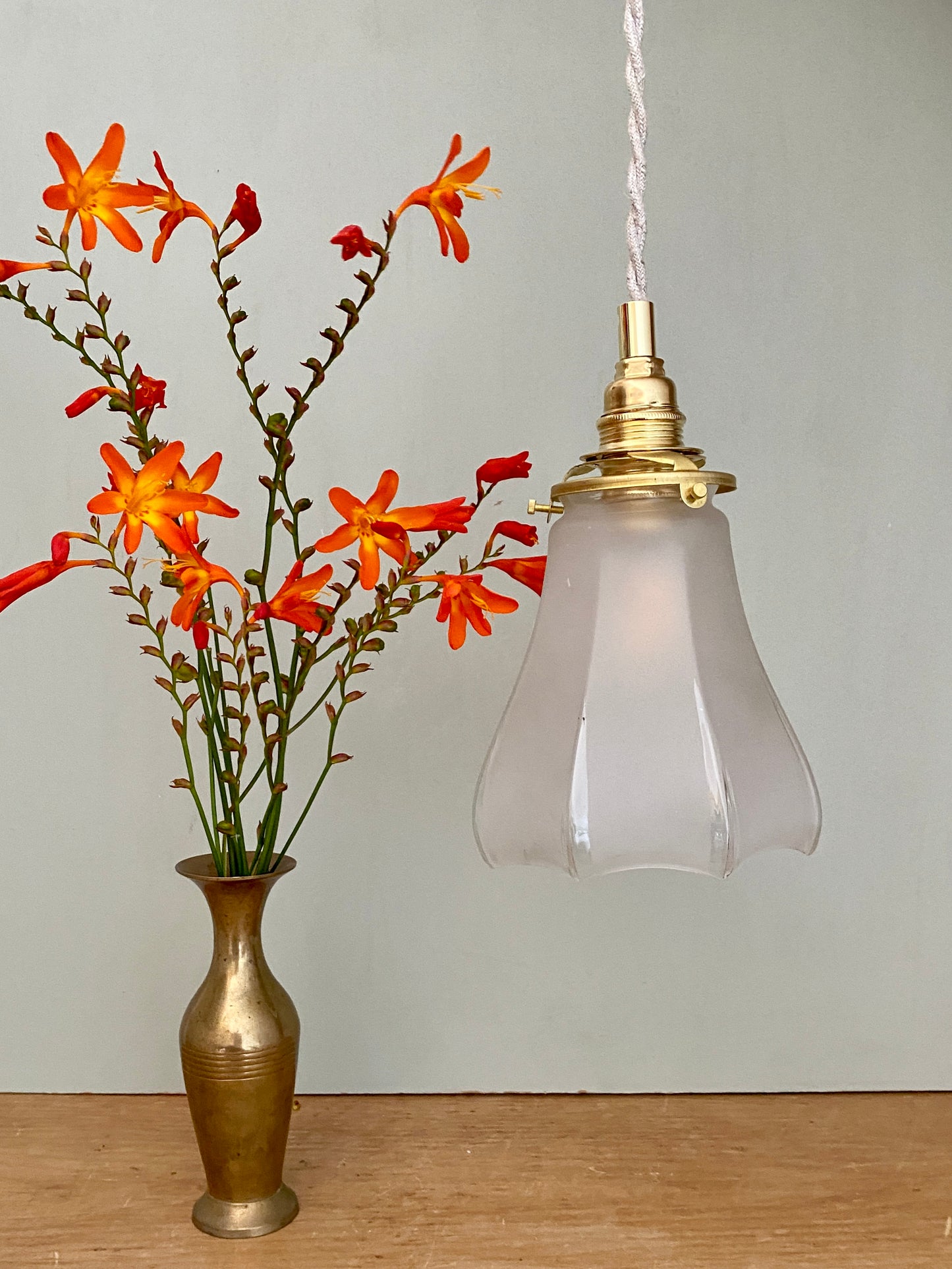 Baladeuse tulipe vintage en verre dépoli