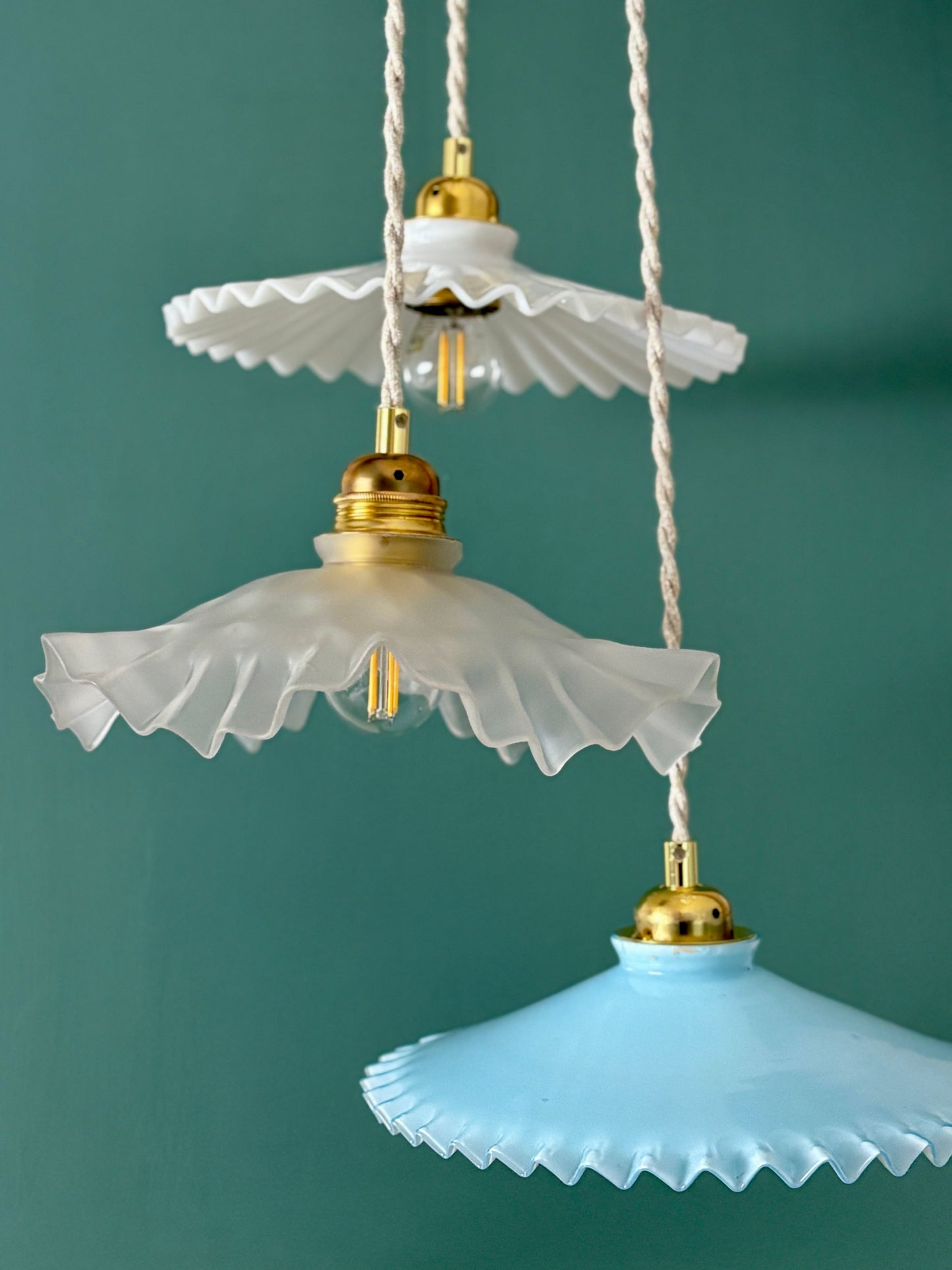 Suspension triple abat-jour vintage en verre et opaline