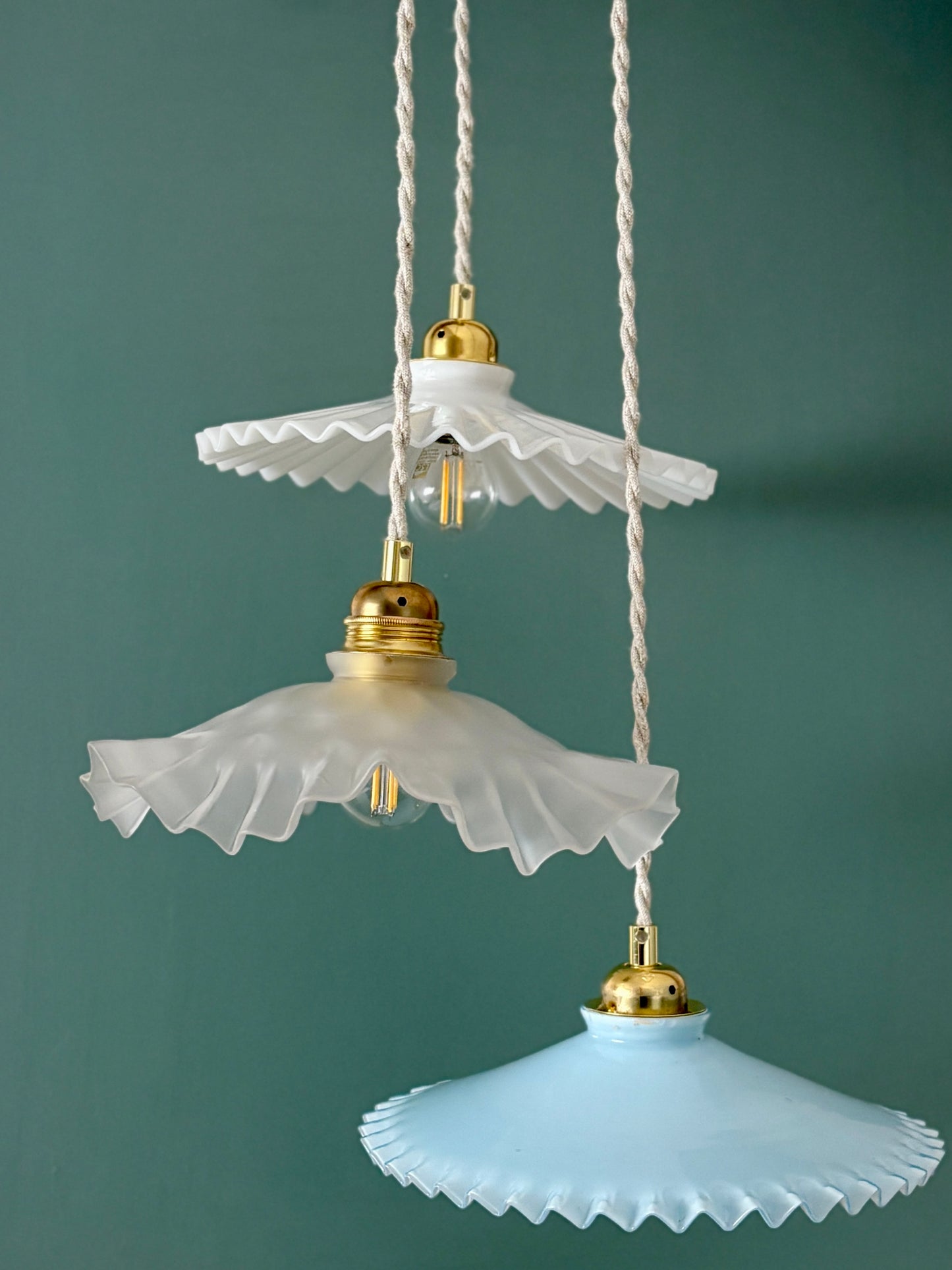 Suspension triple abat-jour vintage en verre et opaline