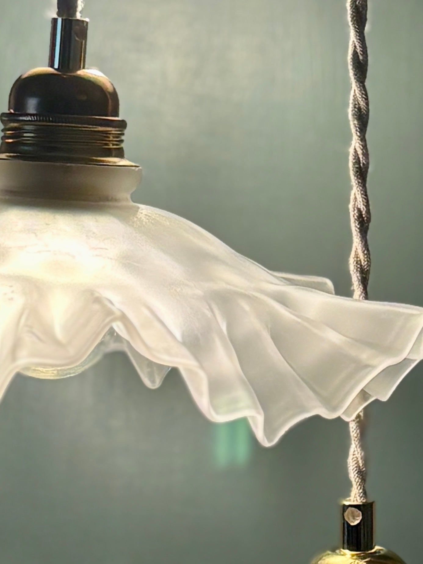 Suspension triple abat-jour vintage en verre et opaline