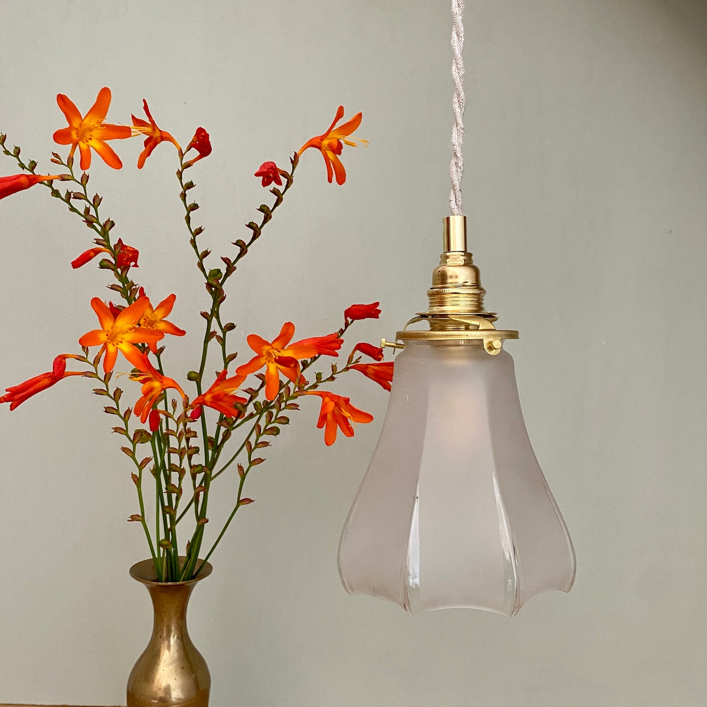 Baladeuse tulipe vintage en verre dépoli