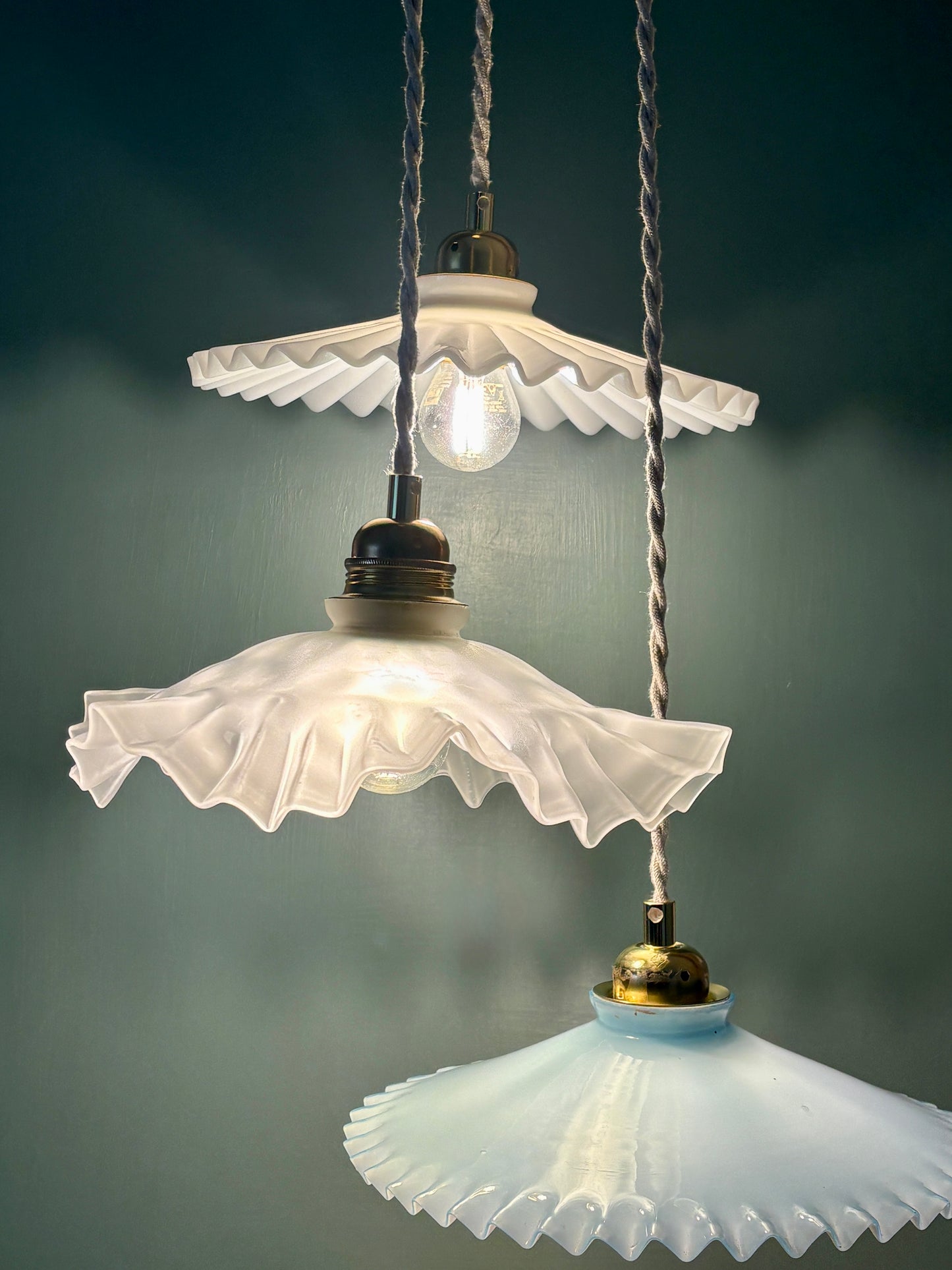 Suspension triple abat-jour vintage en verre et opaline
