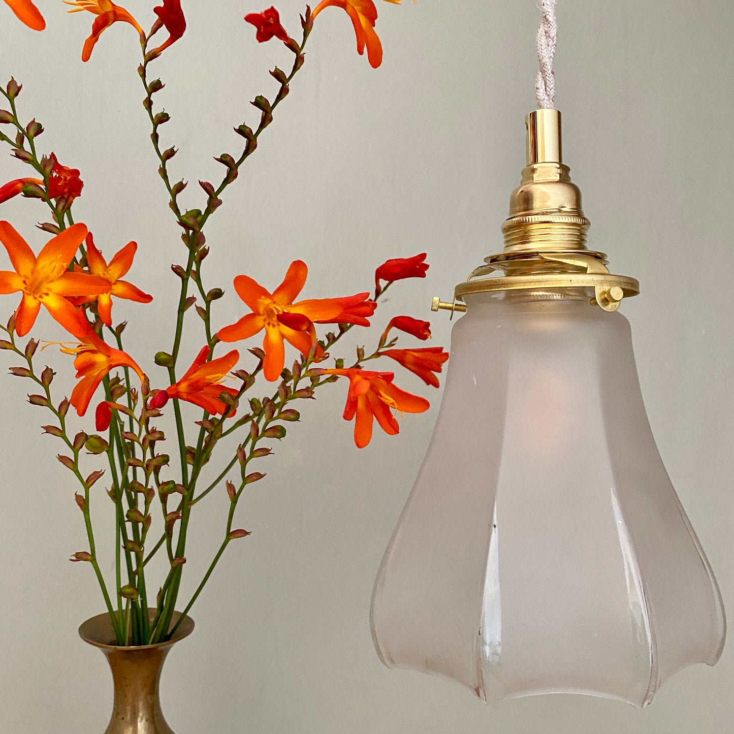 Baladeuse tulipe vintage en verre dépoli