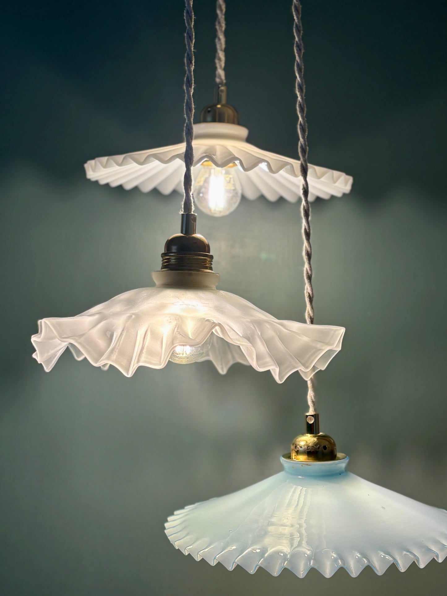 Suspension triple abat-jour vintage en verre et opaline