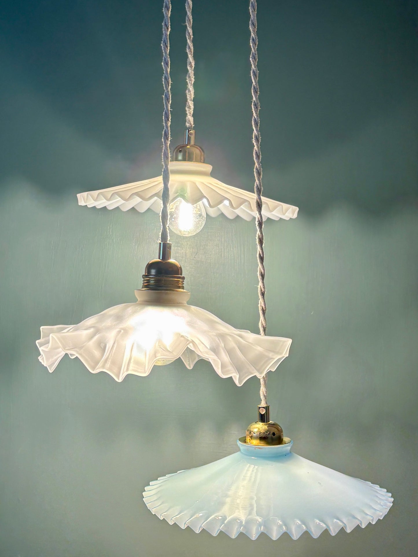 Suspension triple abat-jour vintage en verre et opaline