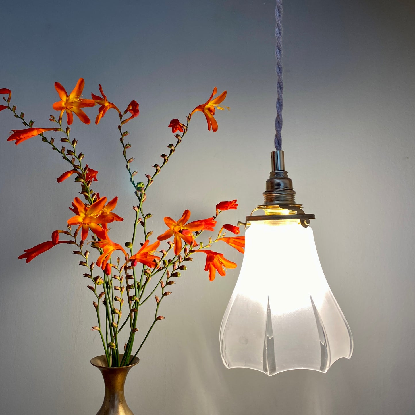 Baladeuse tulipe vintage en verre dépoli