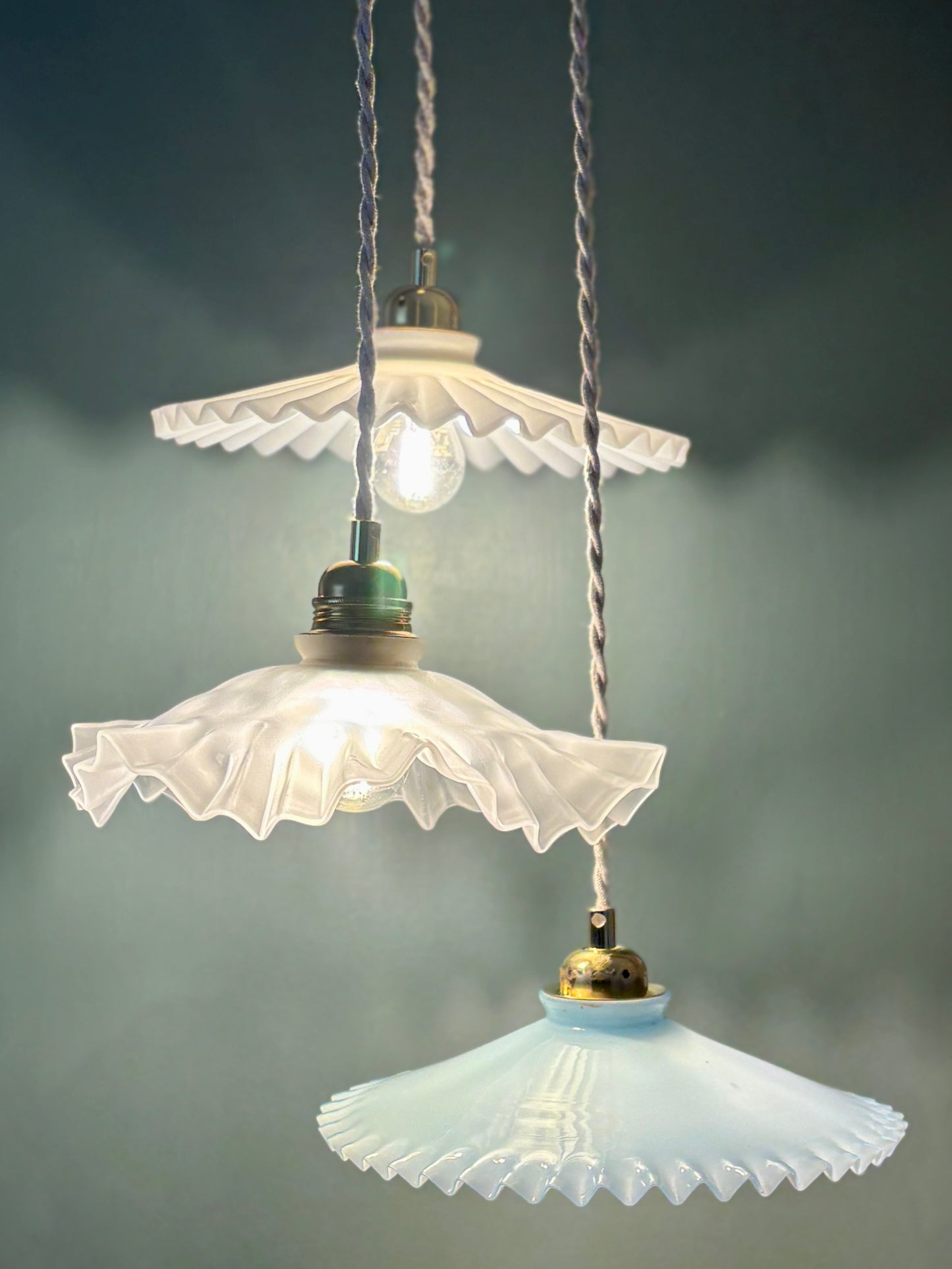 Suspension triple abat-jour vintage en verre et opaline
