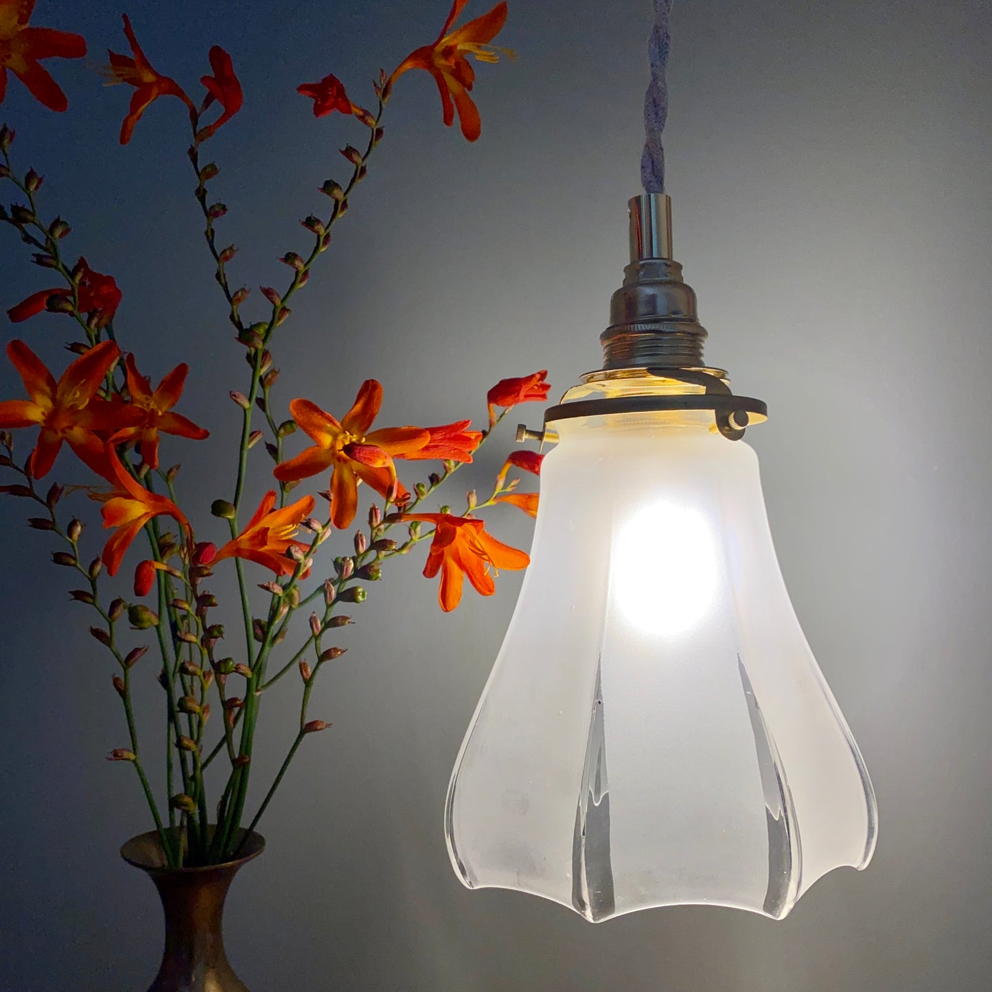 Baladeuse tulipe vintage en verre dépoli