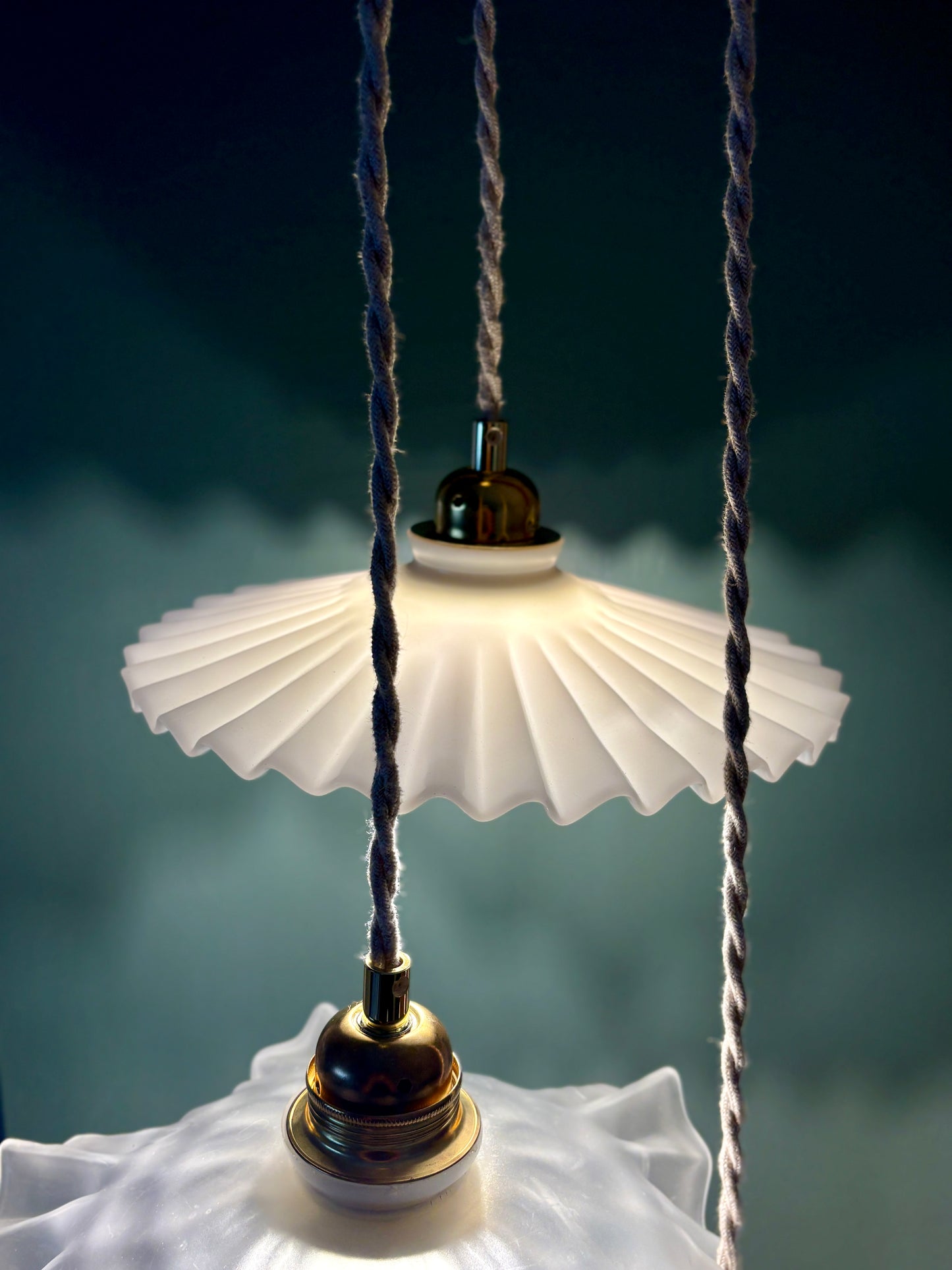 Suspension triple abat-jour vintage en verre et opaline