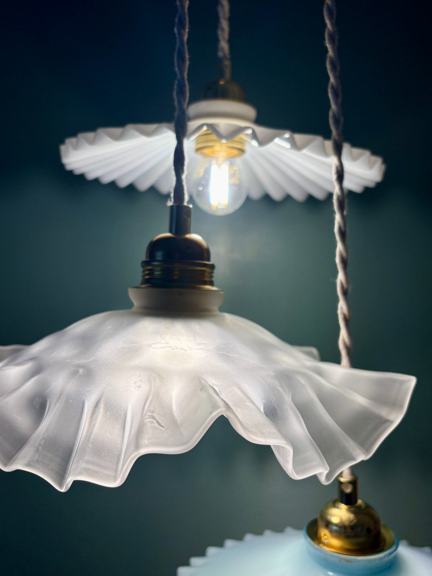 Suspension triple abat-jour vintage en verre et opaline